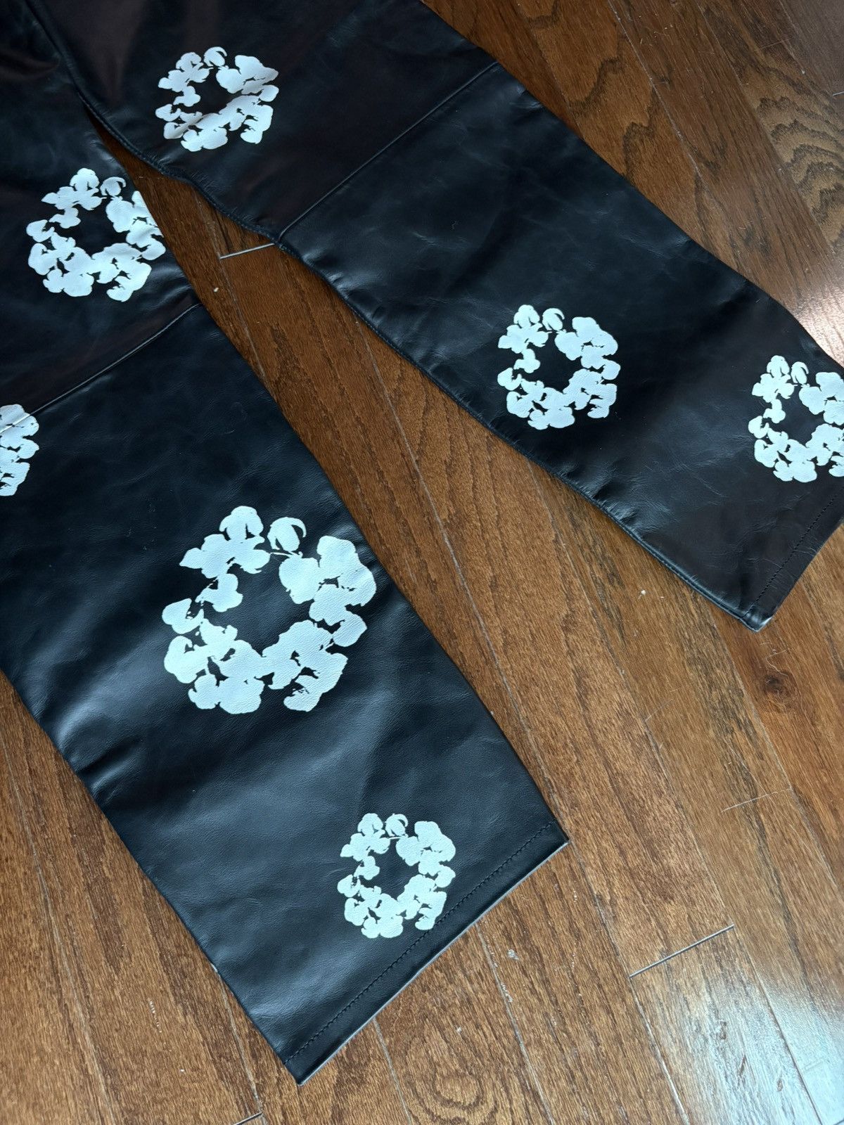 DENIM TEARS Denim Tears Leather Black Cotton Wreath Pants Size US 32 / EU 48 - 6 Thumbnail