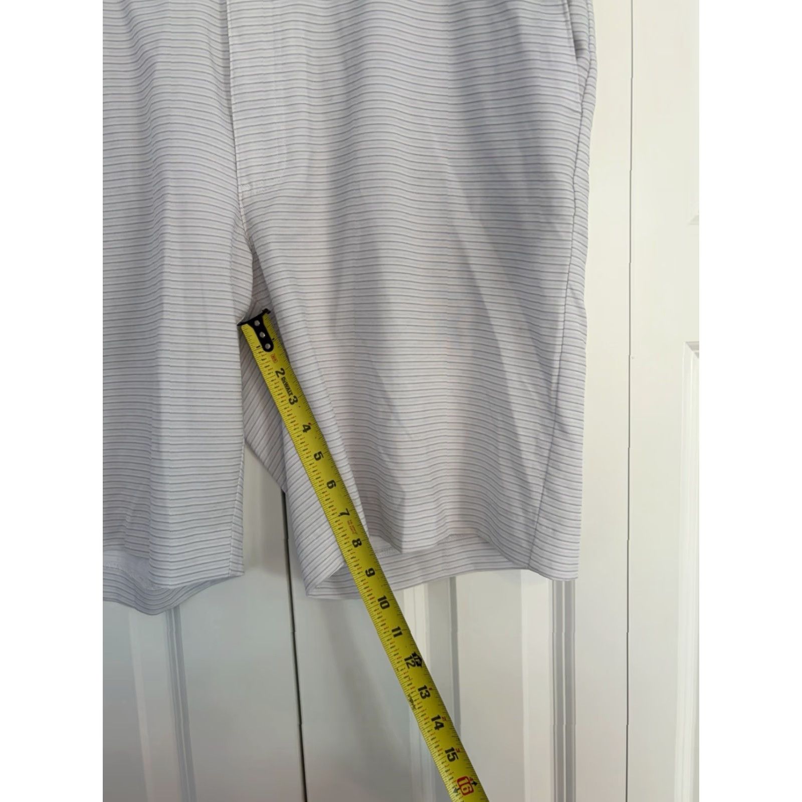 Hogan Ben Hogan Bermuda Shorts Mens Size 42 White Gray Striped Golf Shorts Stretch Pockets Lightweight Zip Flat Front Mid Rise Polyester Spandex Regular Size US 42 / EU 58 - 3 Thumbnail