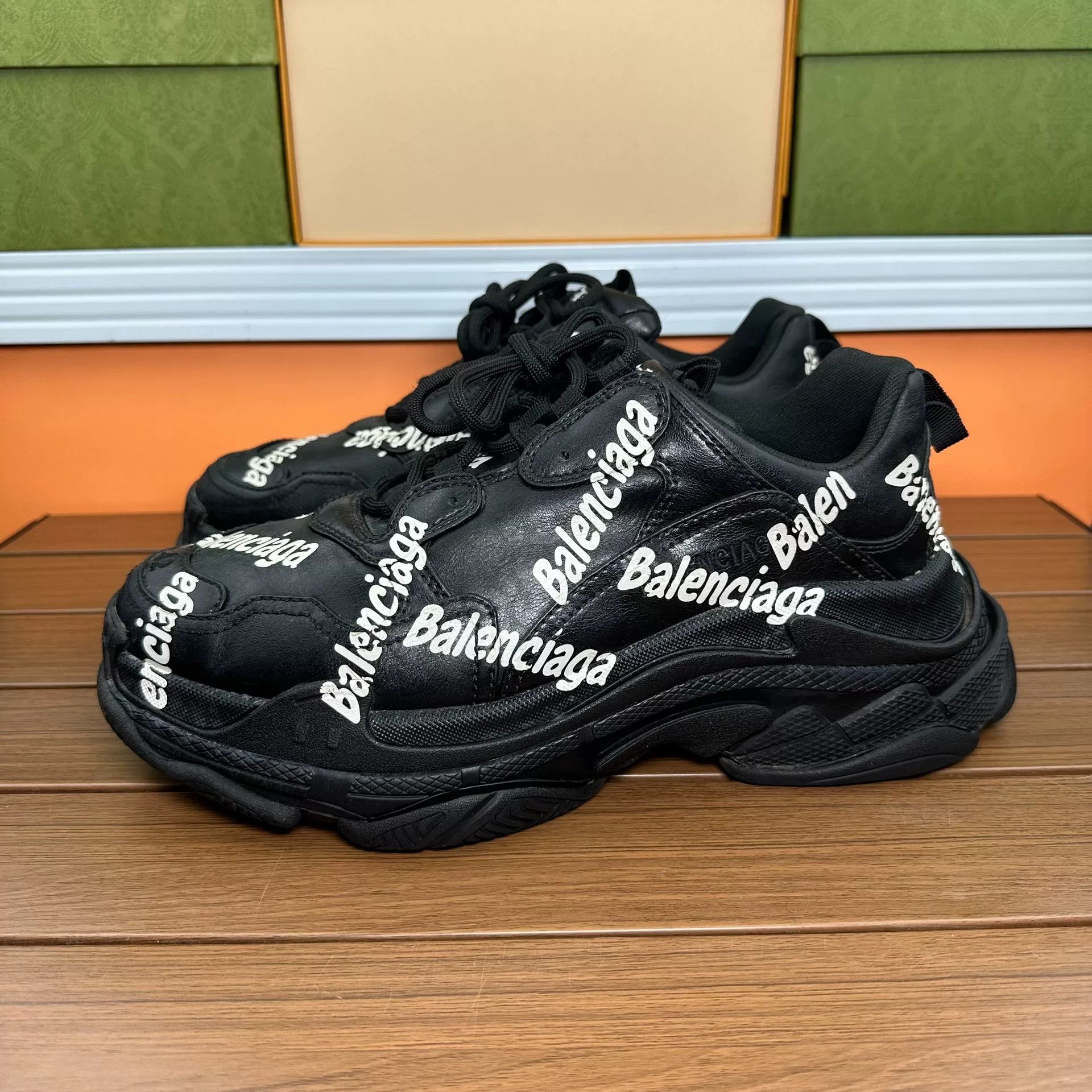 Balenciaga Balenciaga Black Lowtop Sneakers 9 Men Size US 9 / EU 42 - 1 Thumbnail