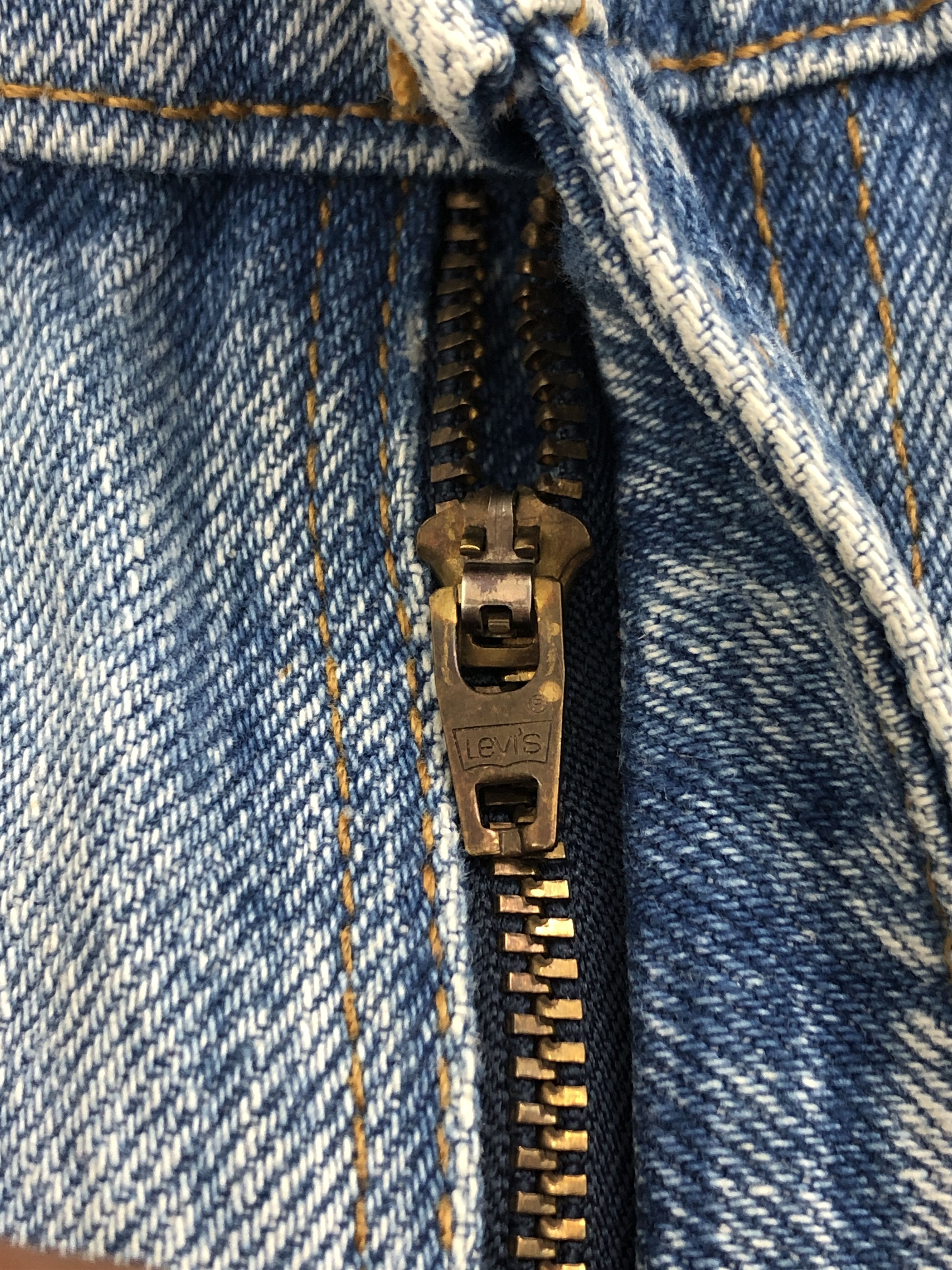 Distressed Vintage 90s Levi's 550 Light Washed Jeans