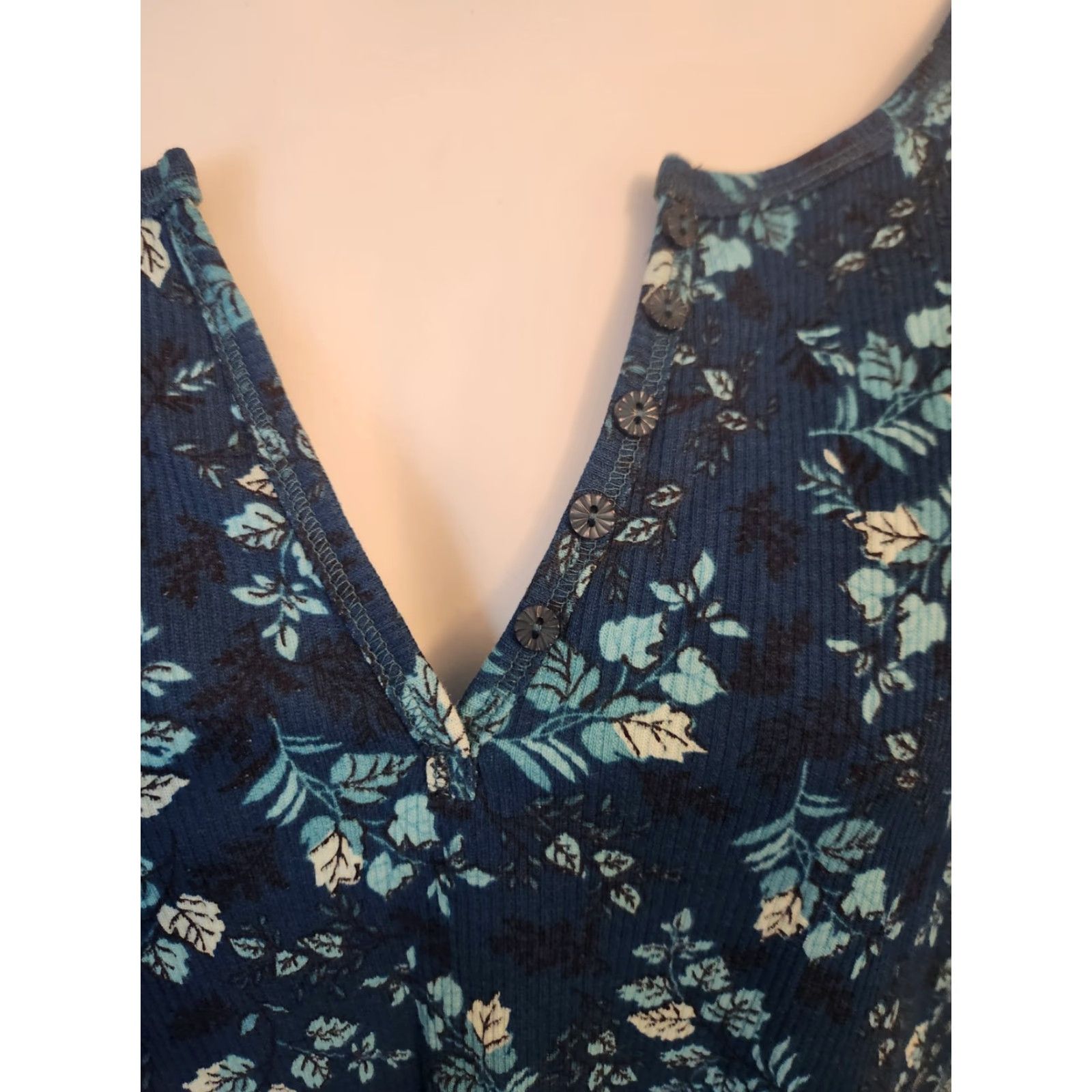 Essentials Essentials by Maggie Teal Floral Ribbed Texture V-Neck Top Shirt Plus 30/32 Blue Women Mens Girls Size 4XL / US 24-26 - 2 Thumbnail