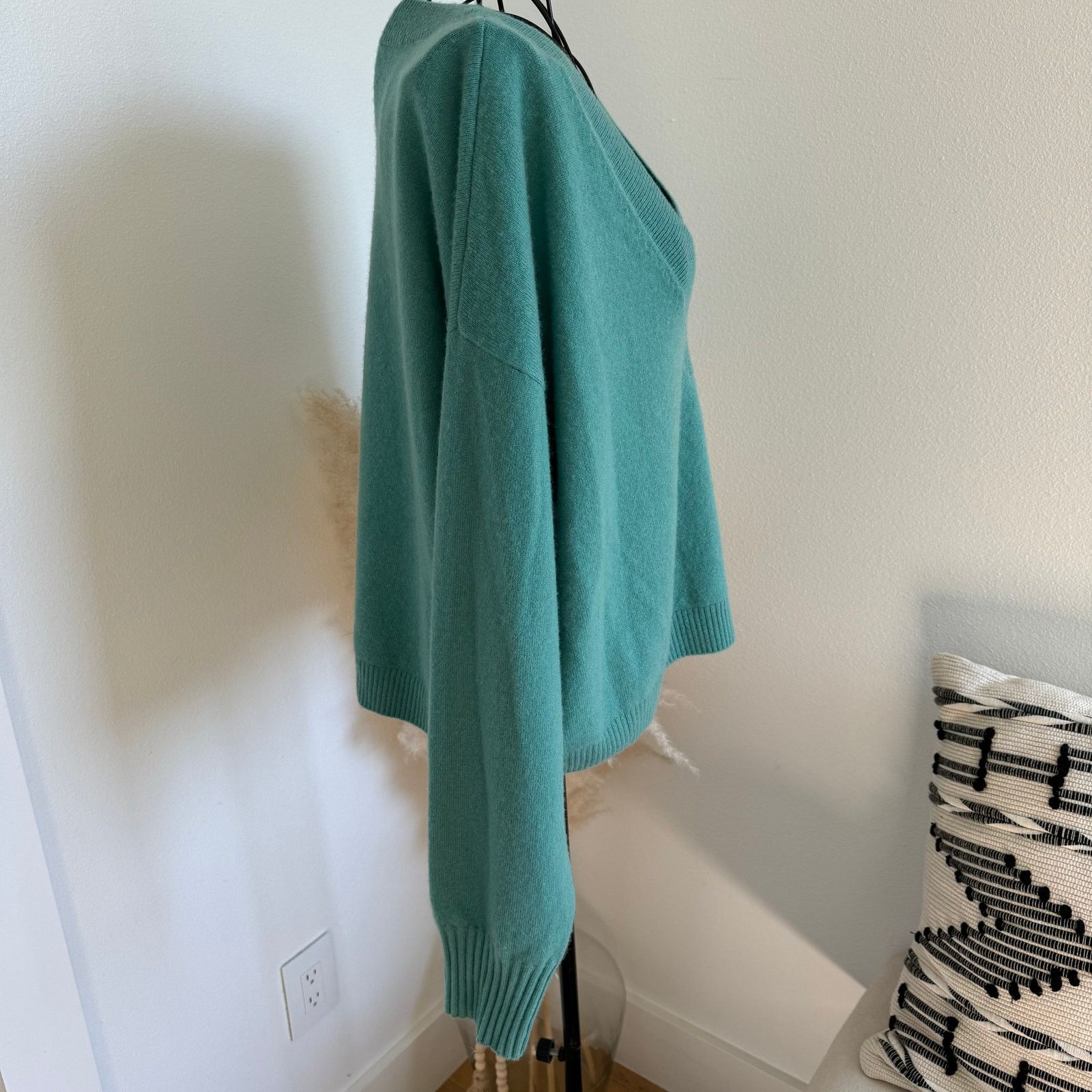 INTERMIX Intermix Elroy V-Neck Soft Oversized Cashmere Green Sweater Size XL / US 12-14 / IT 48-50 - 2 Thumbnail