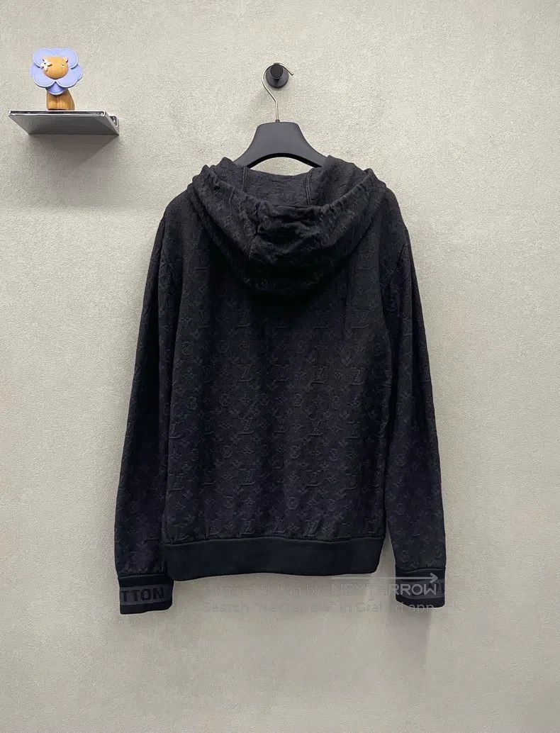 Louis Vuitton Louis Vuitton Black Logo-embossed full-face long-sleeve sw Size US M / EU 48-50 / 2 - 2 Thumbnail