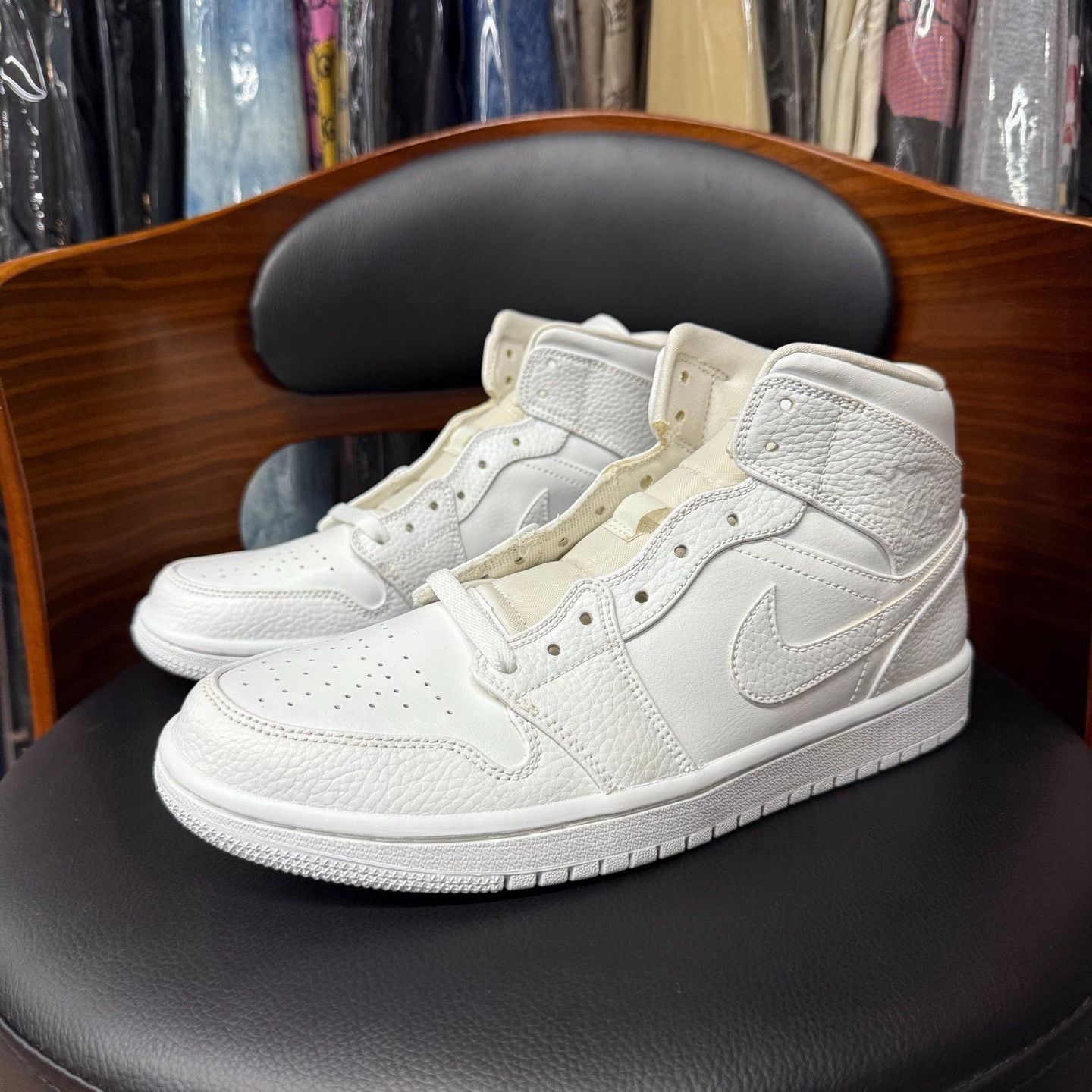 Nike Nike AJ1 White Lowtop Sneakers 7.5 Men Size US 7.5 / EU 40-41 - 1 Thumbnail