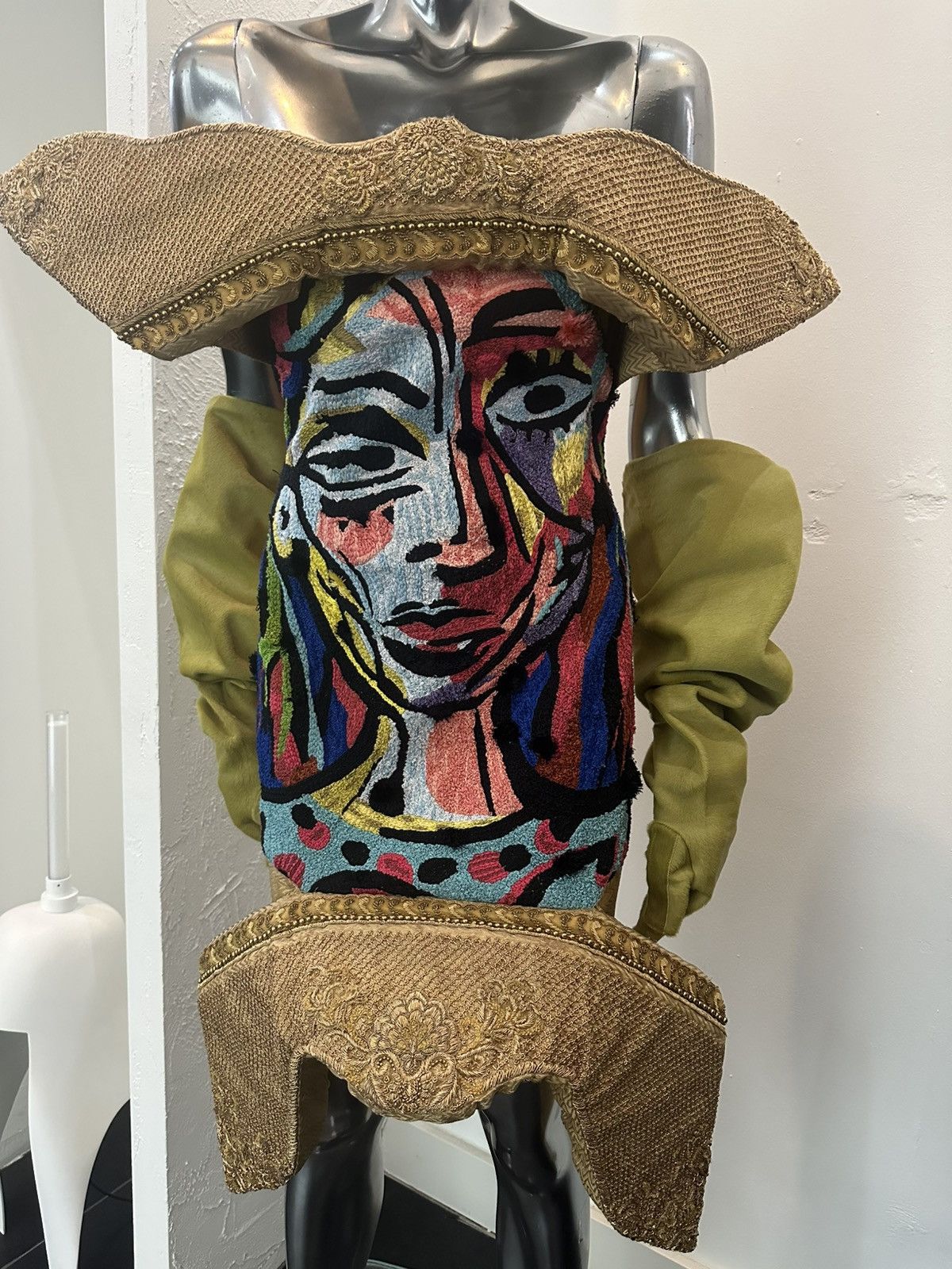 Jeremy Scott Mochino couture SS20 “Woman in a hat” by Jeremy Scott Size S / US 4 / IT 40 - 1 Thumbnail