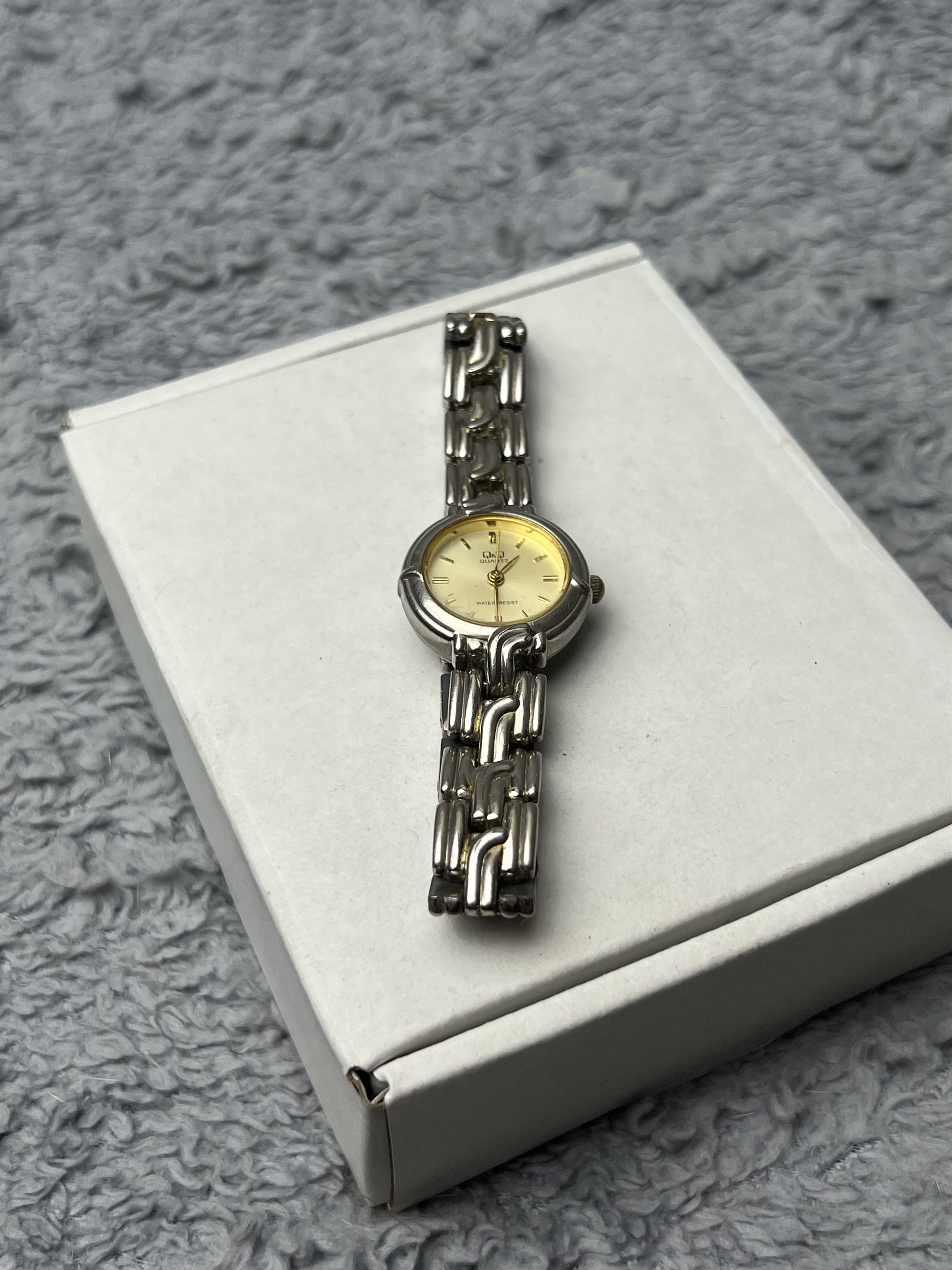 Vintage Futuristic Minimalistic Q&Q Japanese Style Bracelet Watch Size ONE SIZE - 5 Thumbnail