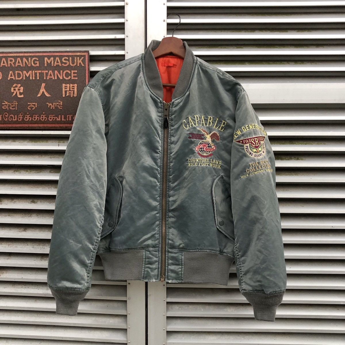 Vintage Vintage Sun Faded CAPABLE Intermediate Ma-1 Bomber Jacket Size US M / EU 48-50 / 2 - 5 Thumbnail