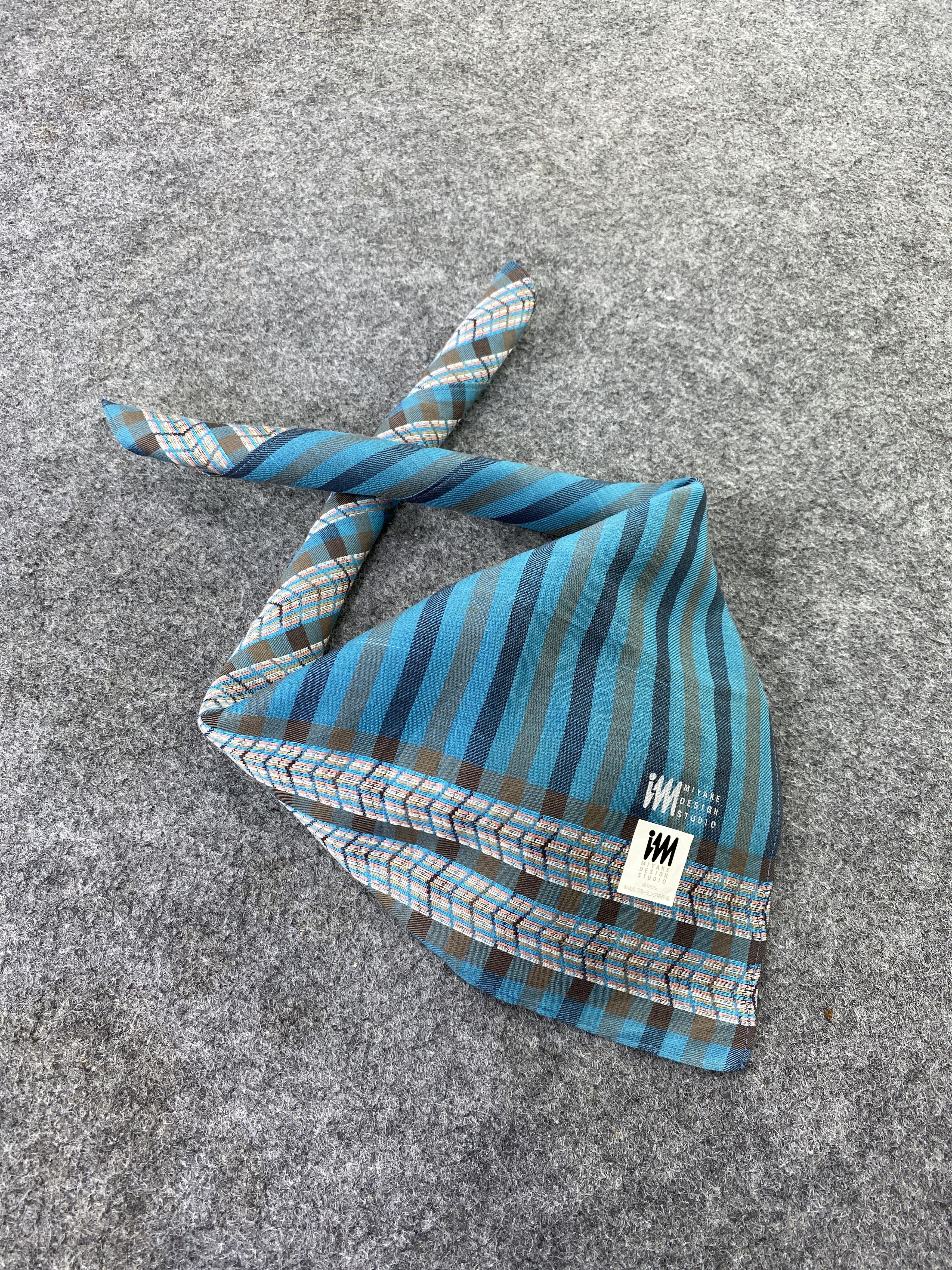 Issey Miyake × Japanese Brand × Vintage Issey Miyake Handkerchief / Bandana / Neckerchief-B207 Size ONE SIZE - 1 Thumbnail