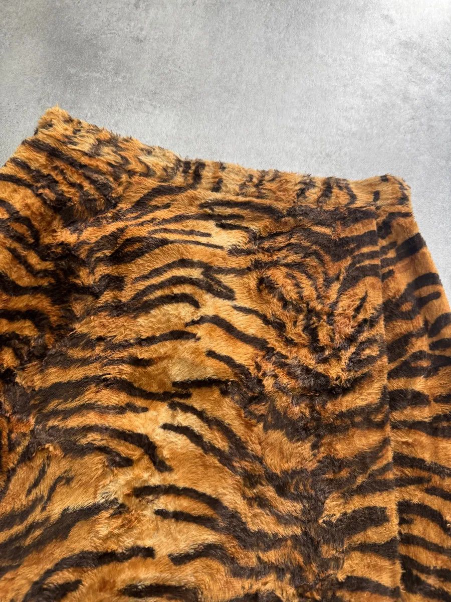 Dolce & Gabbana 2000s Dolce & Gabbana Tiger Faux Fur Skirt Size 26" / US 2 / IT 38 - 2 Thumbnail