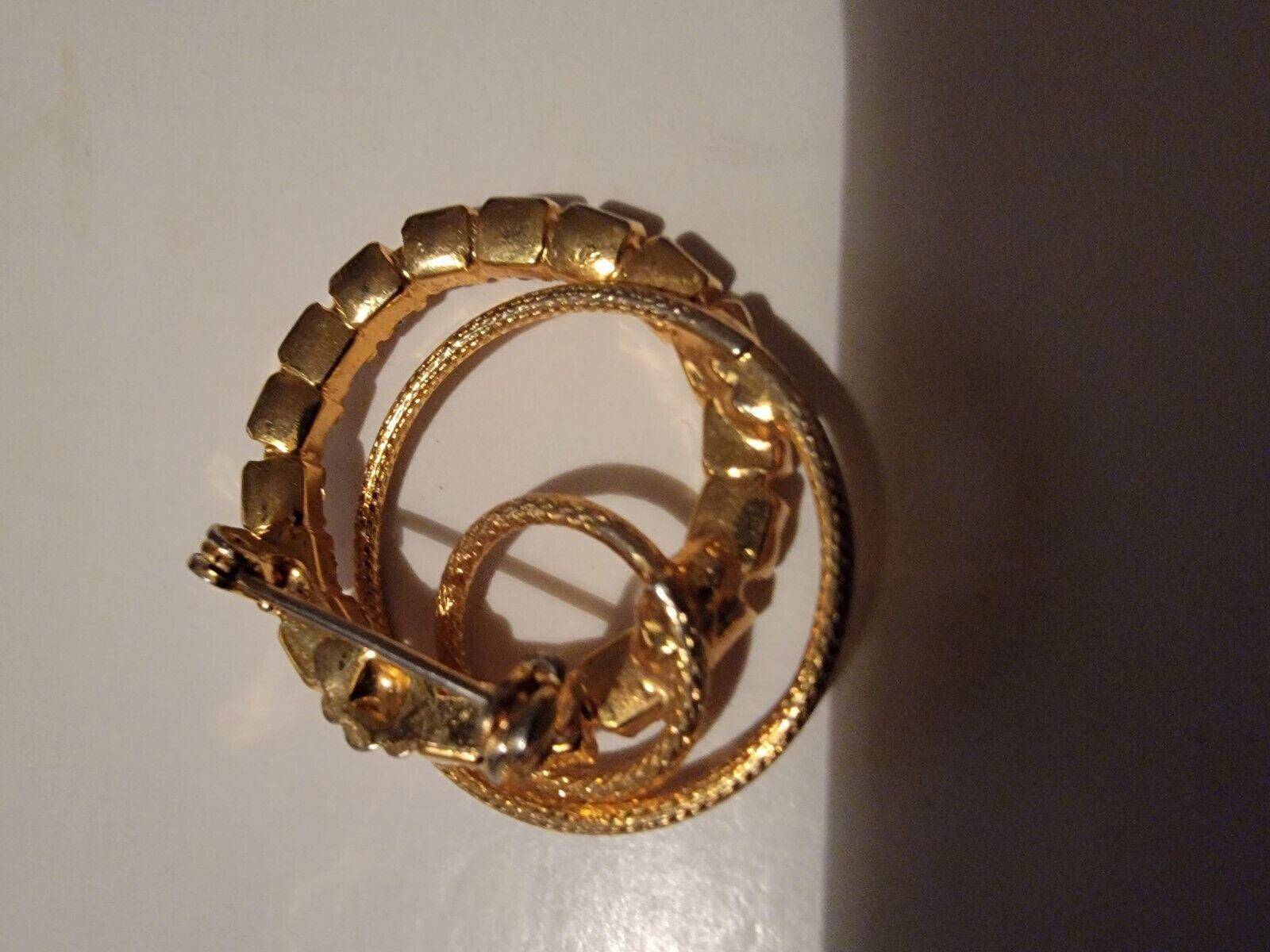 The Unbranded Brand Vintage Gold Tone Interlocking Circles Brooch Pin Gem Size ONE SIZE - 4 Thumbnail