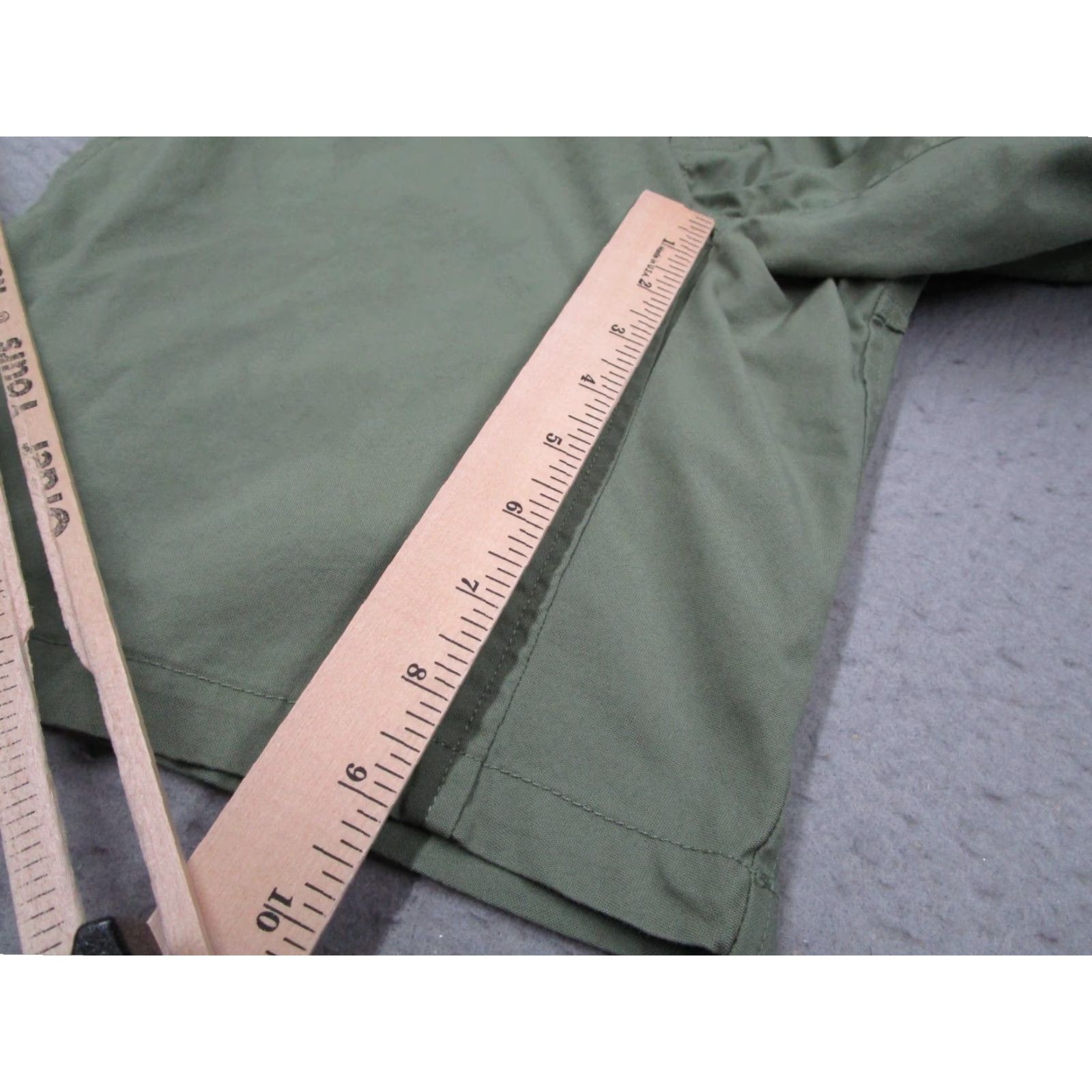 Mountain Hardwear MOUNTAIN HARDWEAR Men's Green Cargo Shorts - Cotton Blend 32, Cargo, 9" Inseam, Regular Fit, Zip, Pockets, Casual Workwear, 90s? (Not Vintage) Mens Size US 32 / EU 48 - 2 Thumbnail