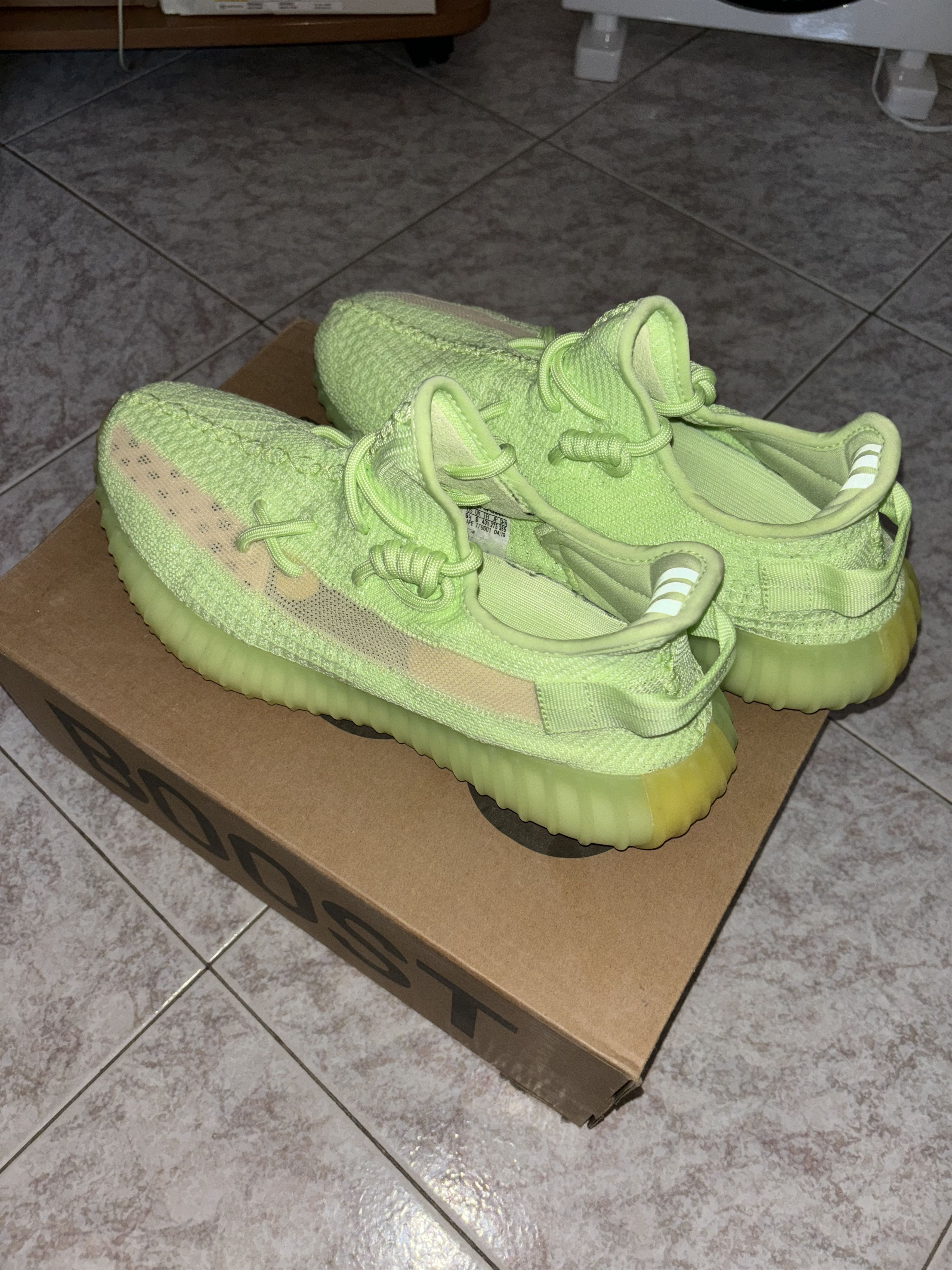 Yeezy Adidas yeezy boost 350 V2 glow in the dark Size US 9.5 / EU 42-43 - 2 Thumbnail