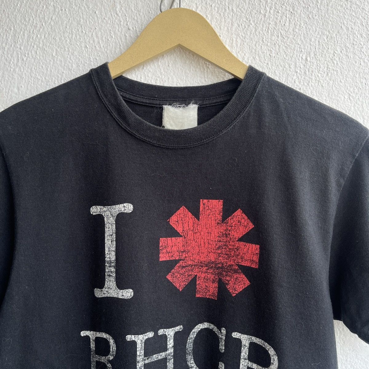 Band Tees VINTAGE 2007 RED HOT CHILI PEPPERS ICONIC LOGO TSHIRT Size US S / EU 44-46 / 1 - 19 Thumbnail