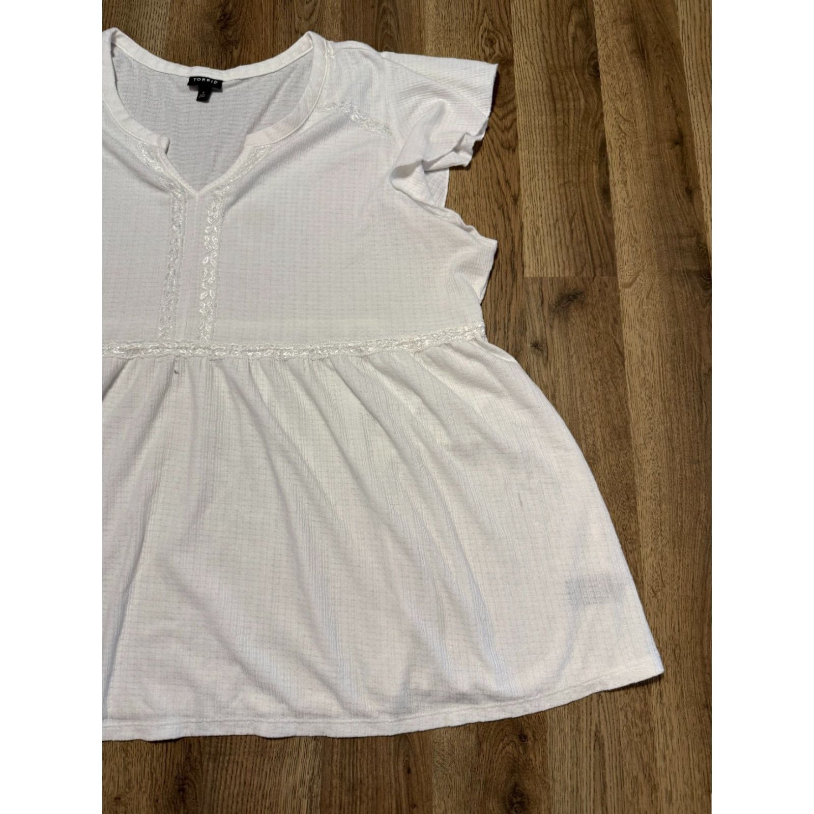 Torrid Torrid Shirts Blouse Women's Size 4 White Flutter Sleeve V-Neck Lightweight Shirt Womens Size 4 White Flutter Sleeve V-Neck Lightweight Torrid Shirts Size S / US 4 / IT 40 - 2 Thumbnail