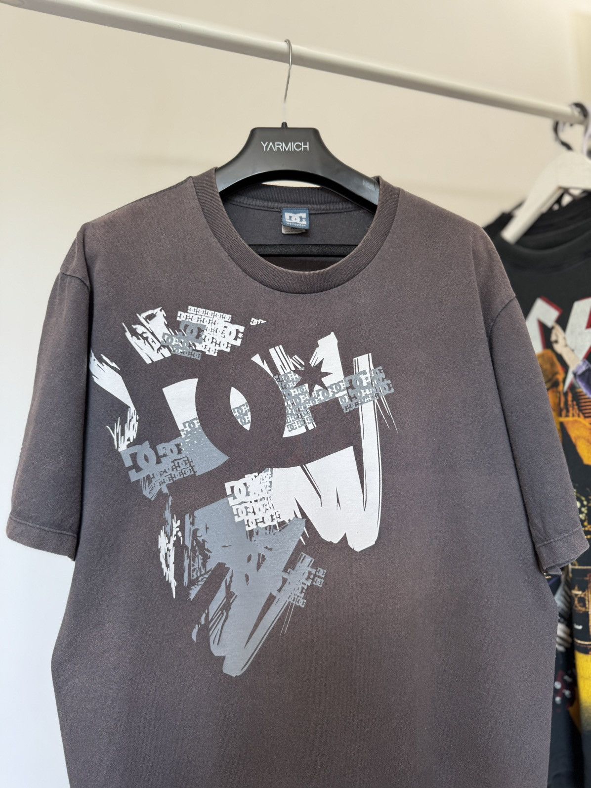 DC Vintage 2002 DC SKATING GRAPHIC TEE T SHIRT FADED BROWN Size US XL / EU 56 / 4 - 2 Thumbnail