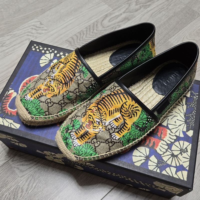 Gucci Gucci Tiger Print Slip-On Fashion Shoes Size US 8 / EU 41 - 1 Thumbnail