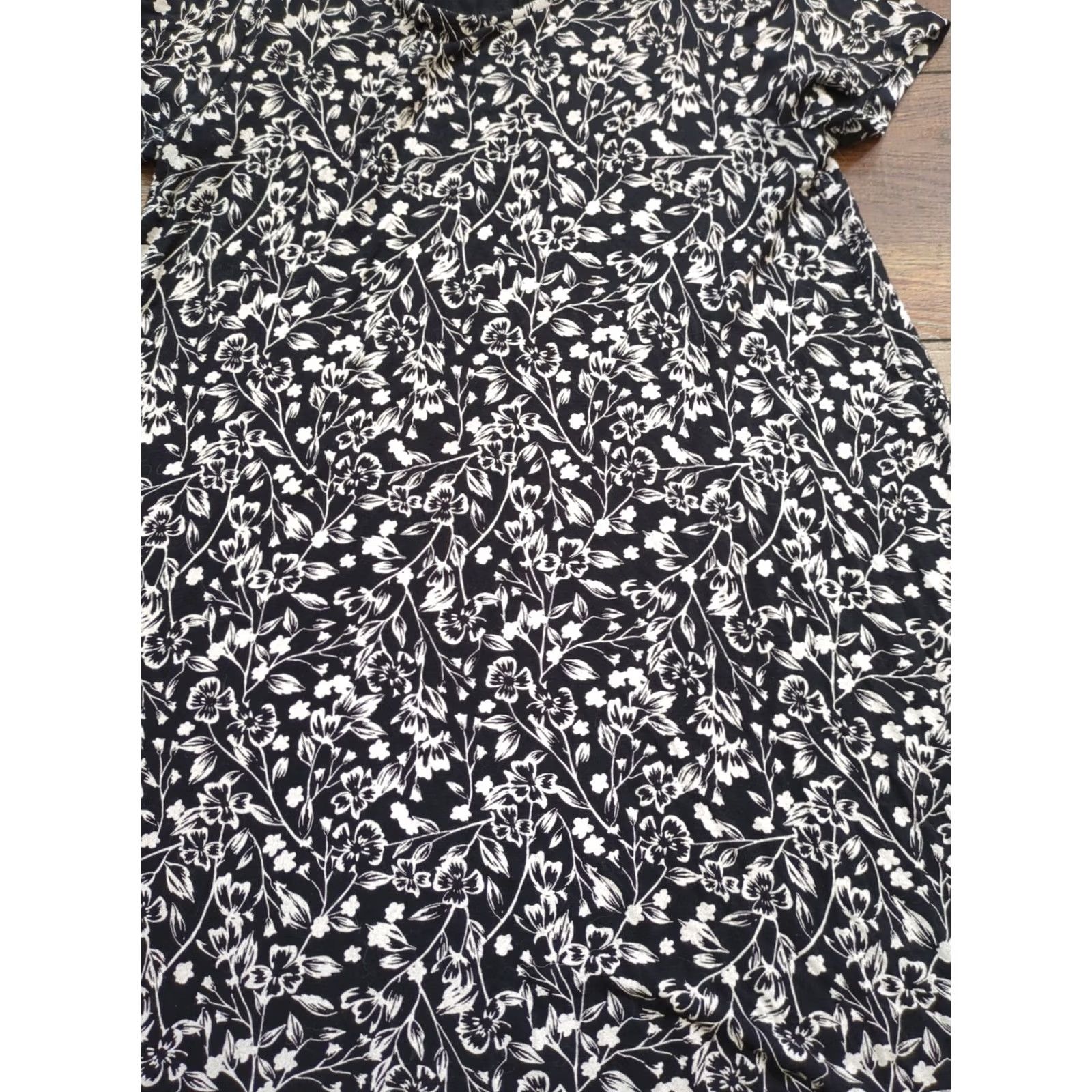 Old Navy Old Navy Floral Womens Shift Dress Black M Short Sleeve Knee Length Casual Bohemian Gothic Peasant Rayon Spandex Size M / US 6-8 / IT 42-44 - 2 Thumbnail