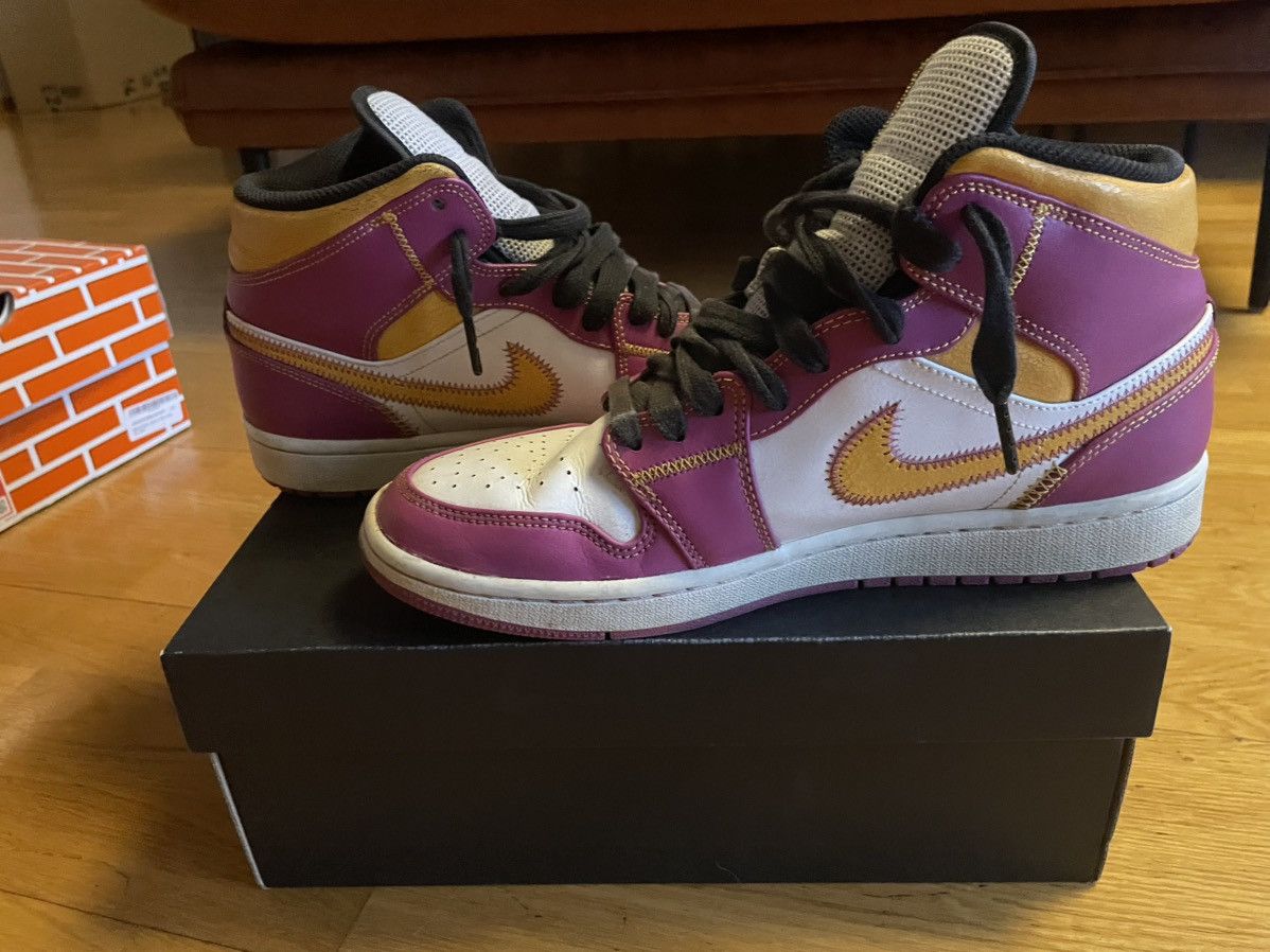 Jordan Brand × Nike Jordan 1 mid “Dia de los Muertos” Para Mi Familia Size US 9 / EU 42 - 7 Thumbnail