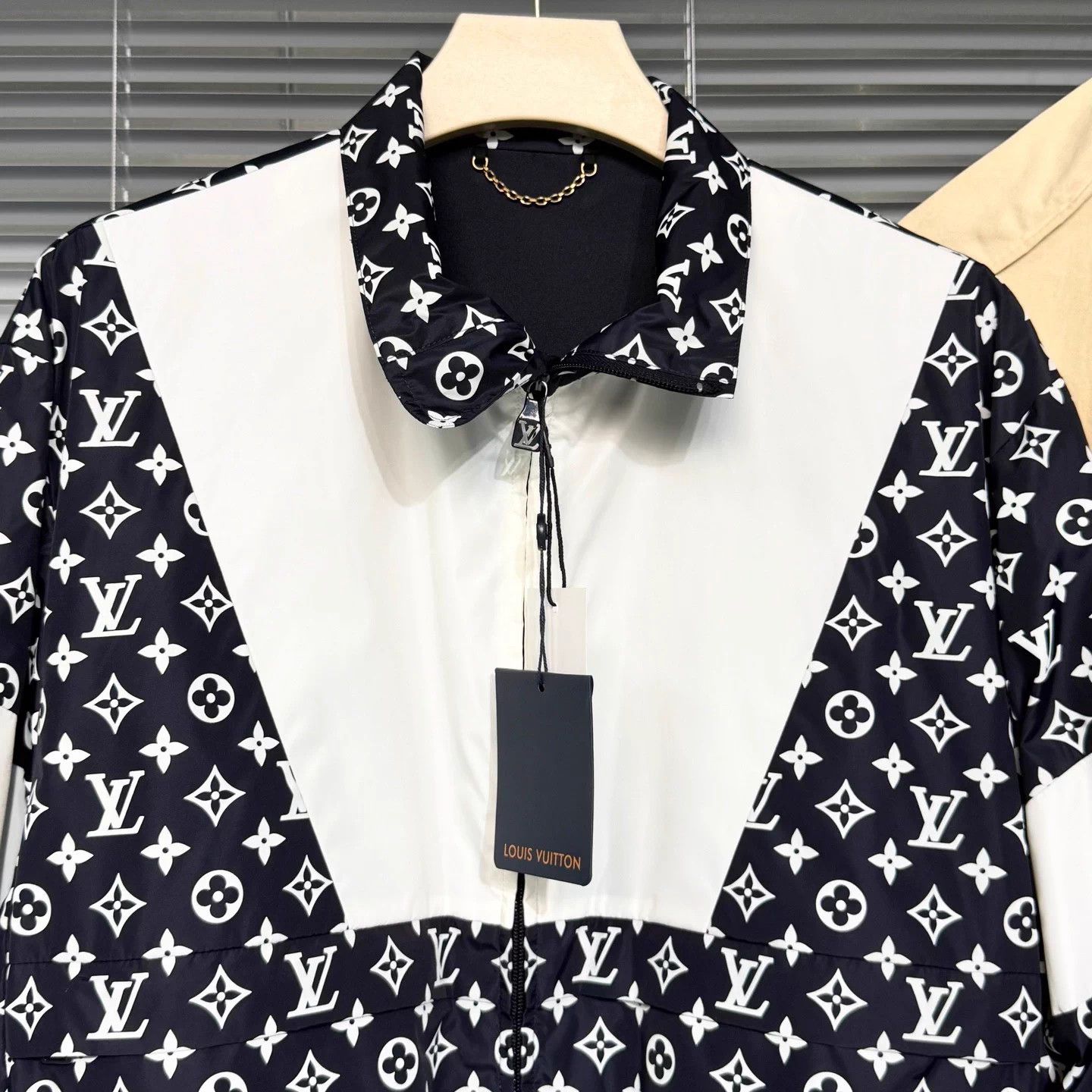 Louis Vuitton 【Brand New】 Louis Vuitton Windbreaker Jacket Size XL / US 12-14 / IT 48-50 - 2 Thumbnail