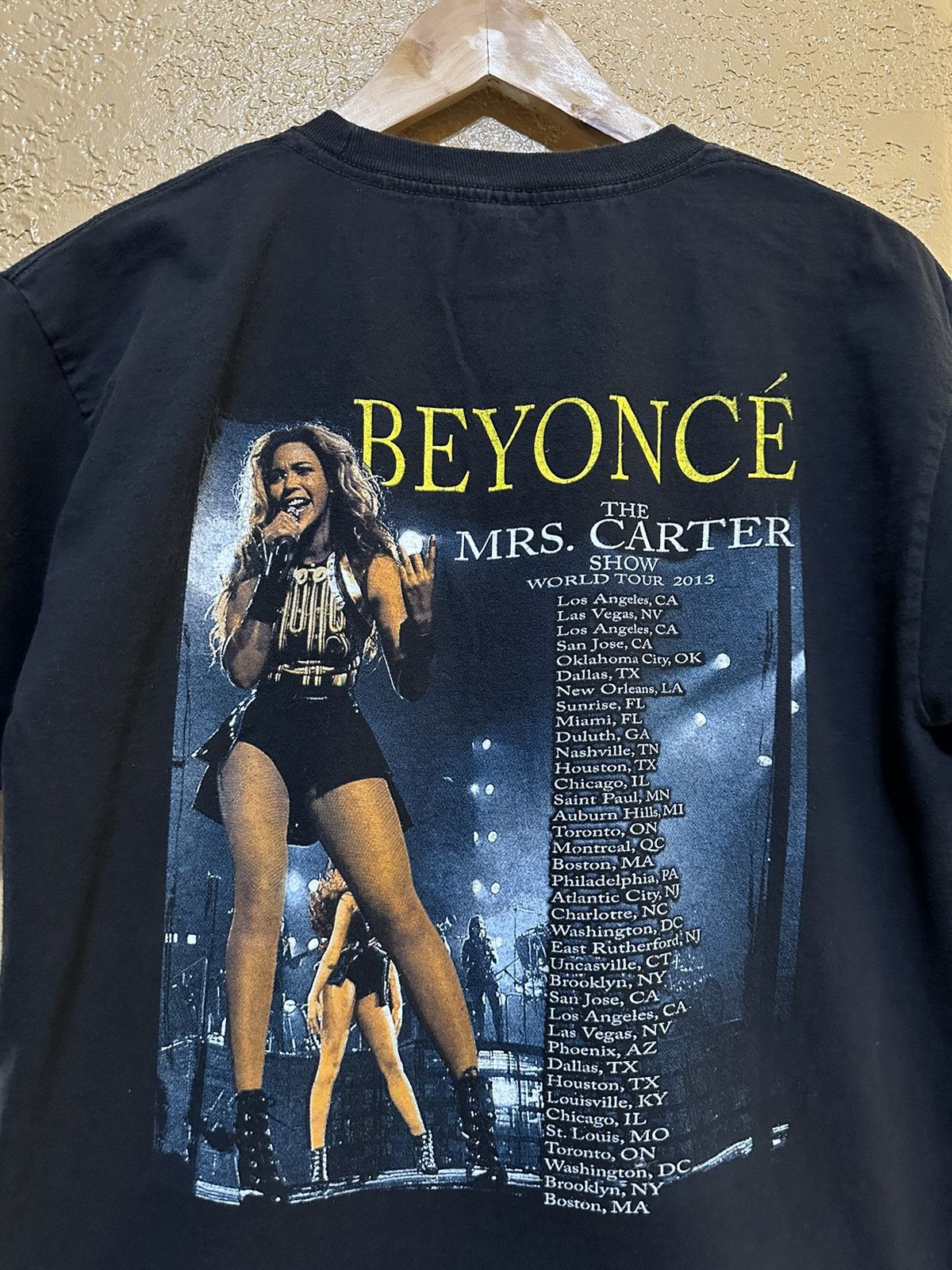 Band Tees × Beyonce × Vintage Rare Beyoncé Mrs Carter Show World Tour T Shirt Medium Size US M / EU 48-50 / 2 - 3 Thumbnail