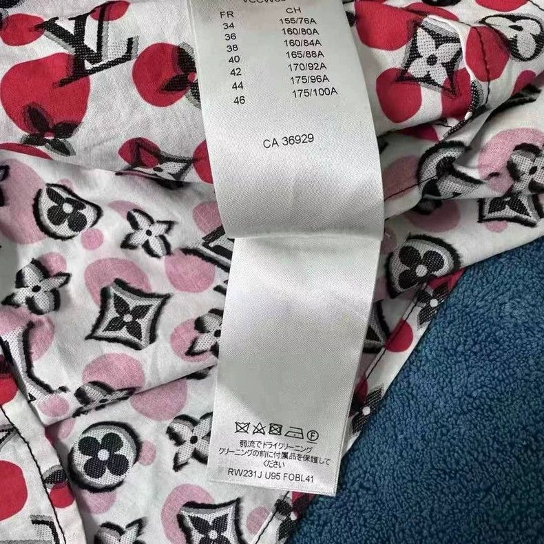 Louis Vuitton Louis Vuitton Full logo shirt 2502-Nextarrow Size US S / EU 44-46 / 1 - 5 Thumbnail