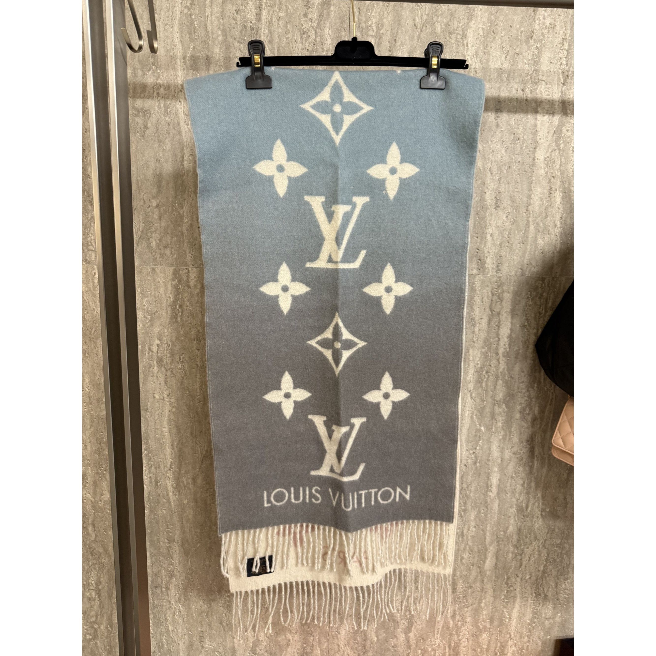 Louis Vuitton Louis Vuitton Gradient Monogram Scarf 100% Cashmere Unisex S Size ONE SIZE - 3 Thumbnail