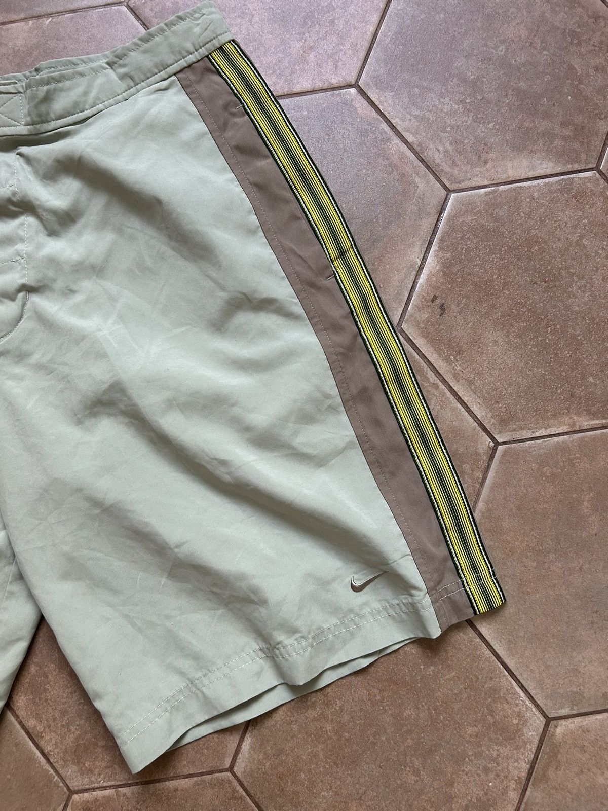 Japanese Brand VINTAGE NIKE RARE Y2K SHORTS HAPE Size US 30 / EU 46 - 3 Thumbnail