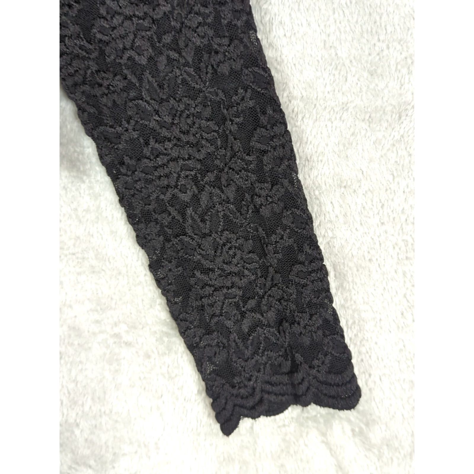 Vintage VINTAGE Connected Apparel Black Lace Cardigan Top Cropped Sheer Round Neck Long Sleeve Button Scallop Edge Gothic Witchy 90s Y2K Womens Size S Size S / US 4 / IT 40 - 7 Thumbnail