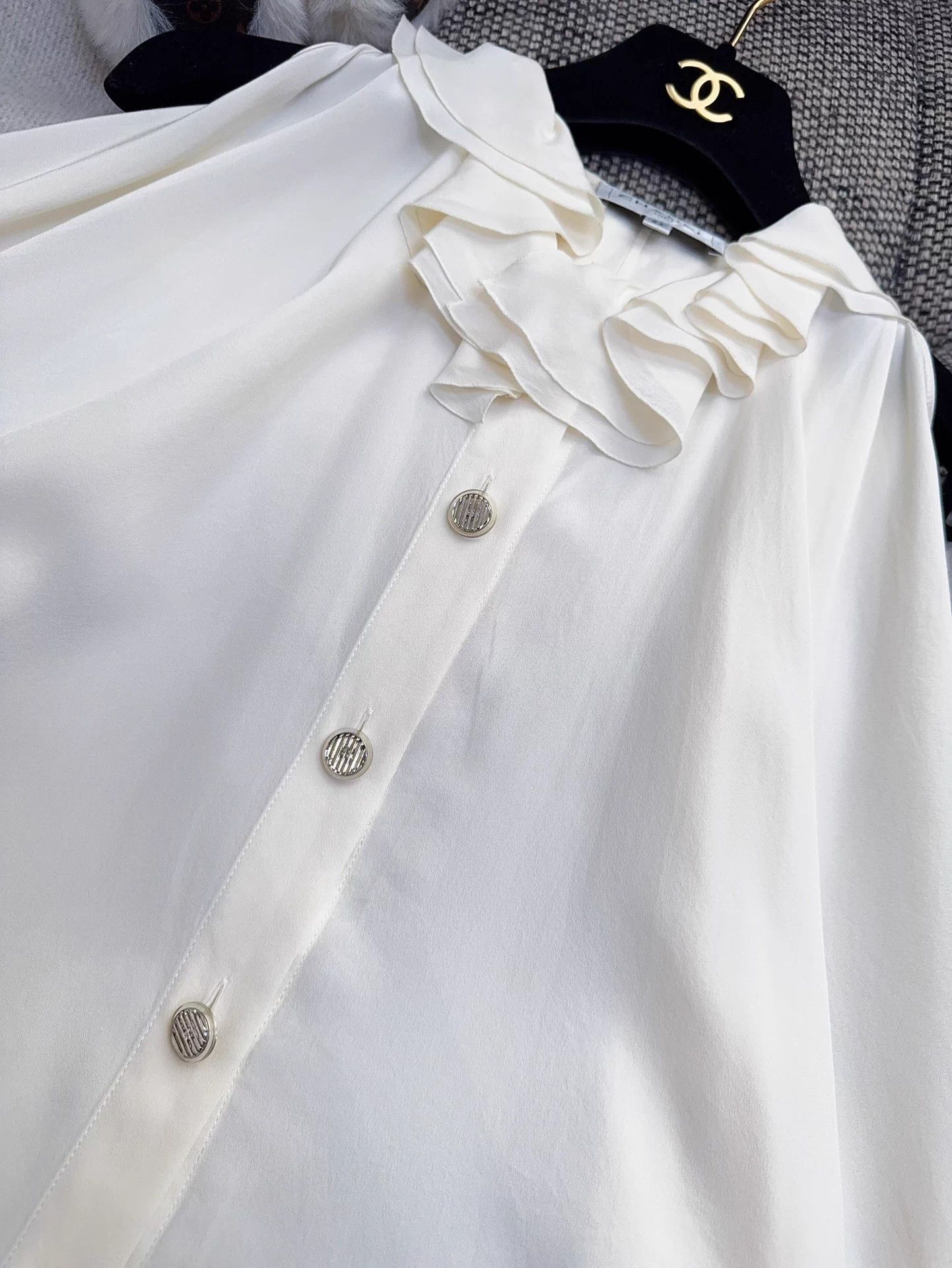 Chanel Chanel 17SS Cream Off-shoulder Ruffle Silk Blouse 34 Size XS / US 0-2 / IT 36-38 - 5 Thumbnail