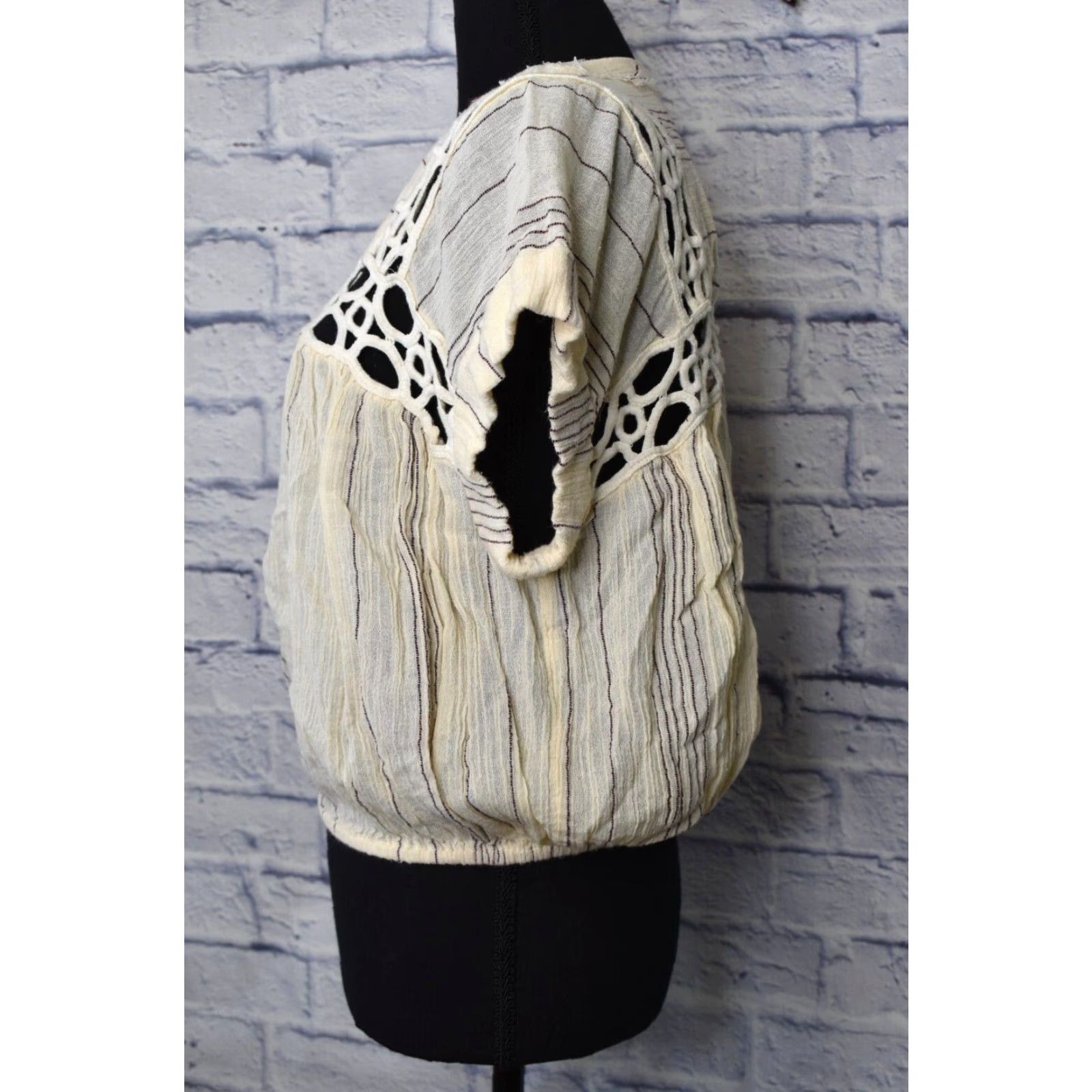 Free People VINTAGE Free People Button-Up Cropped Top Shirt Women S Cream Bohemian Hippie 100% Cotton Short Sleeve V Neck Size S / US 4 / IT 40 - 2 Thumbnail