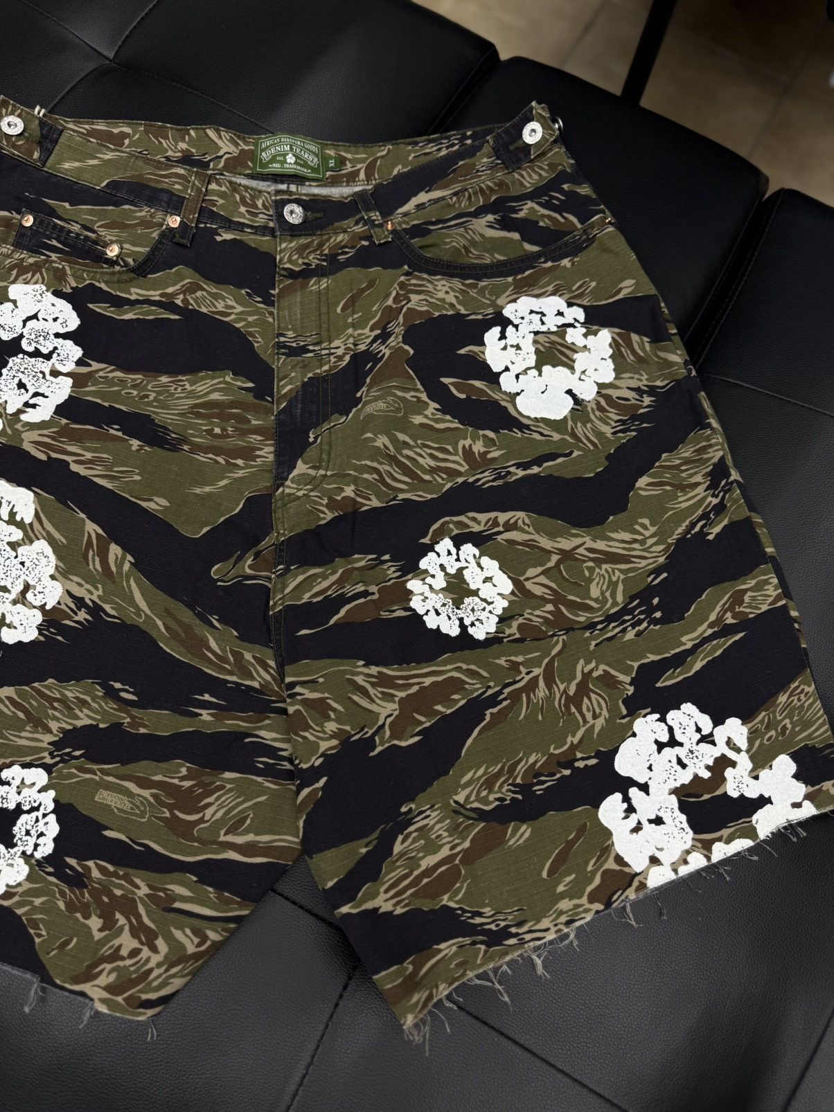 DENIM TEARS Denim Tears Cotton Wreath 2025 Shorts Size XL Camo (NEW) Size US 36 / EU 52 - 2 Thumbnail