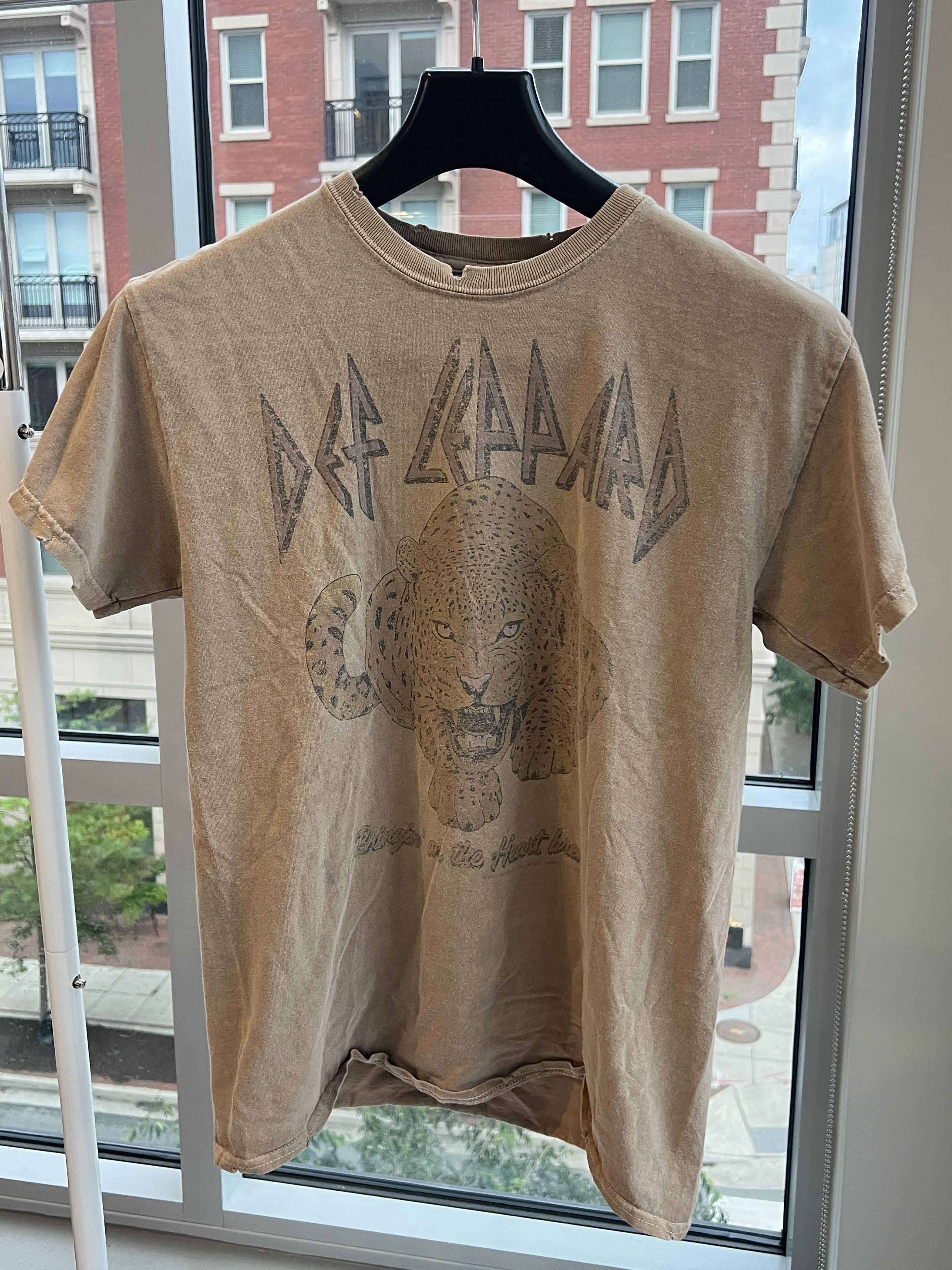 Other Vinyl Icons Def Leppard Graphic Tee Sand Tan Distressed Size S / US 4 / IT 40 - 1 Thumbnail