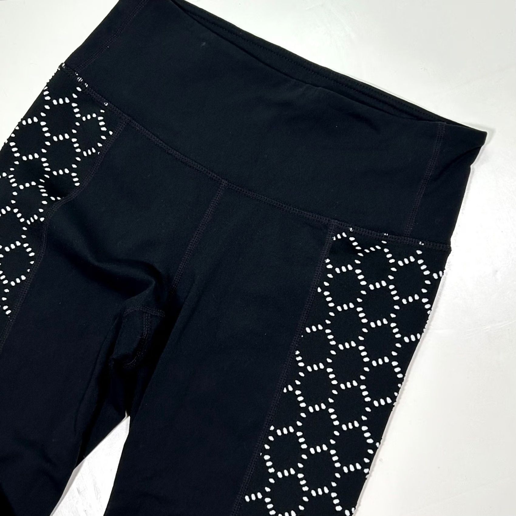 Athleta Athleta High Rise Mosaic Chaturanga Crop Leggings Black Eyelet Athletic XS Women Size 26" / US 2 / IT 38 - 3 Thumbnail