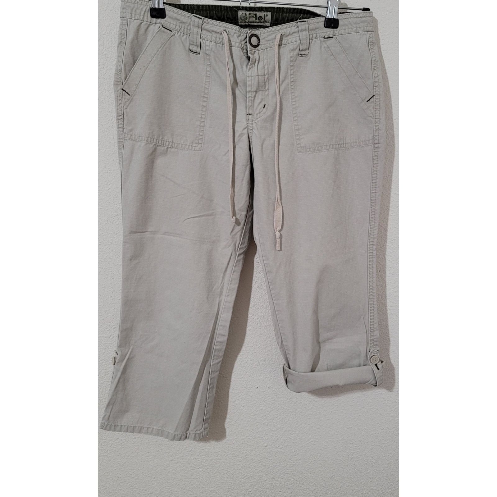 Other LEI Beige Drawstring Waist Capris 7 Juniors Roll Tab Hem Size 33" - 1 Thumbnail