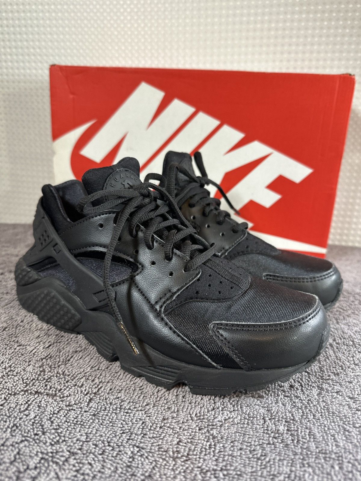 Nike Nike Air Huarache Triple Black (Women's) Size US 7 / IT 37 - 1 Thumbnail