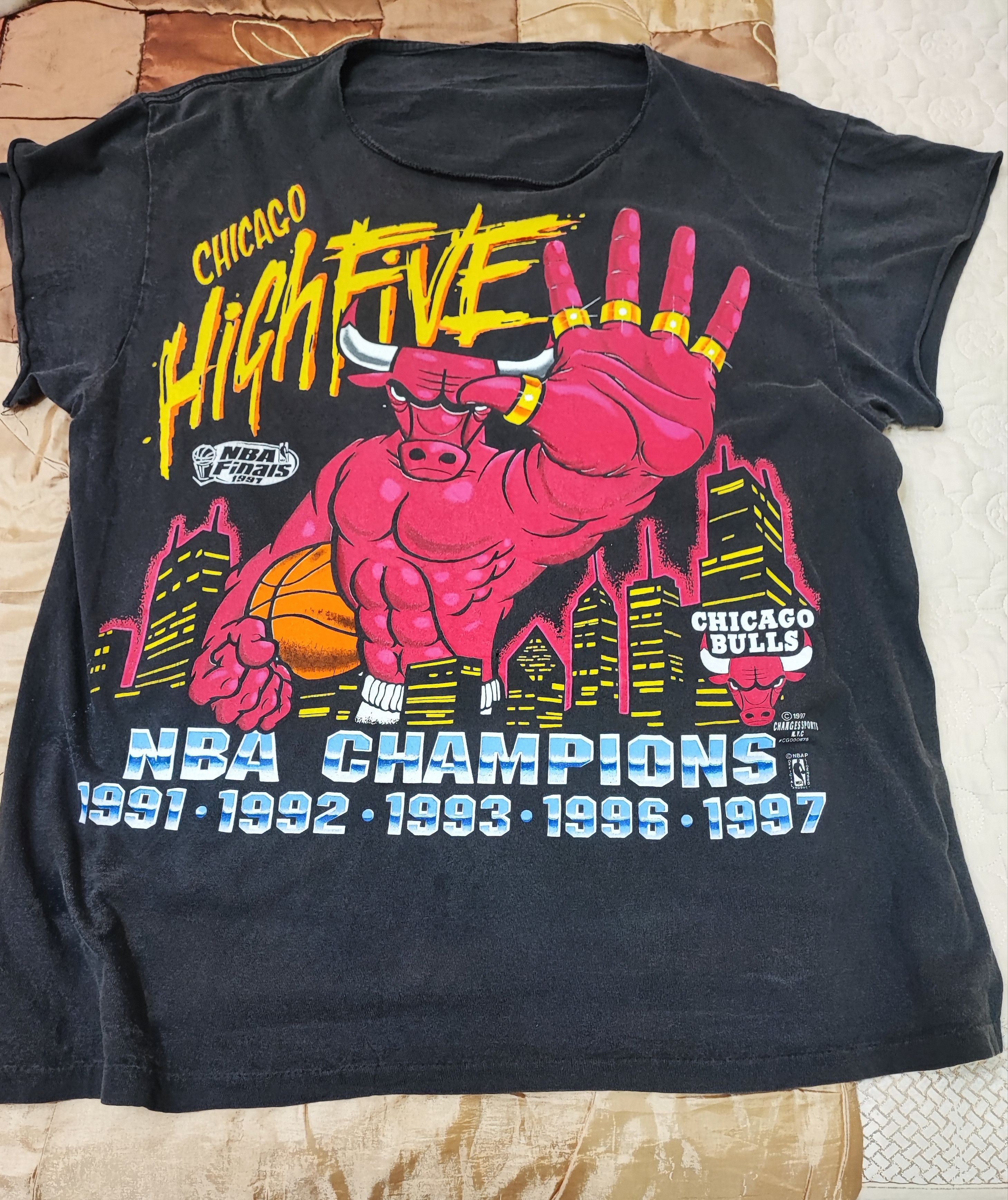 NBA × Vintage Crazy Distressed T-Shirt Vintage 90's Chicago Bulls Size US XL / EU 56 / 4 - 2 Thumbnail