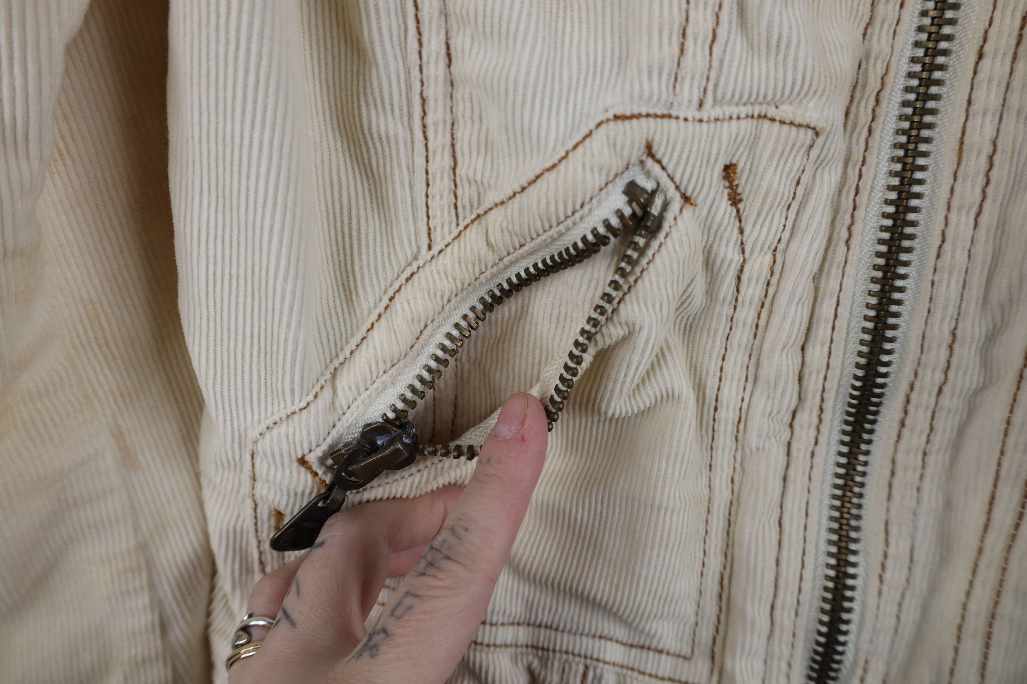 Guess Vintage 90s Y2K Guess Rabbit Corduroy Trucker Jacket Cream Size XS / US 0-2 / IT 36-38 - 6 Thumbnail