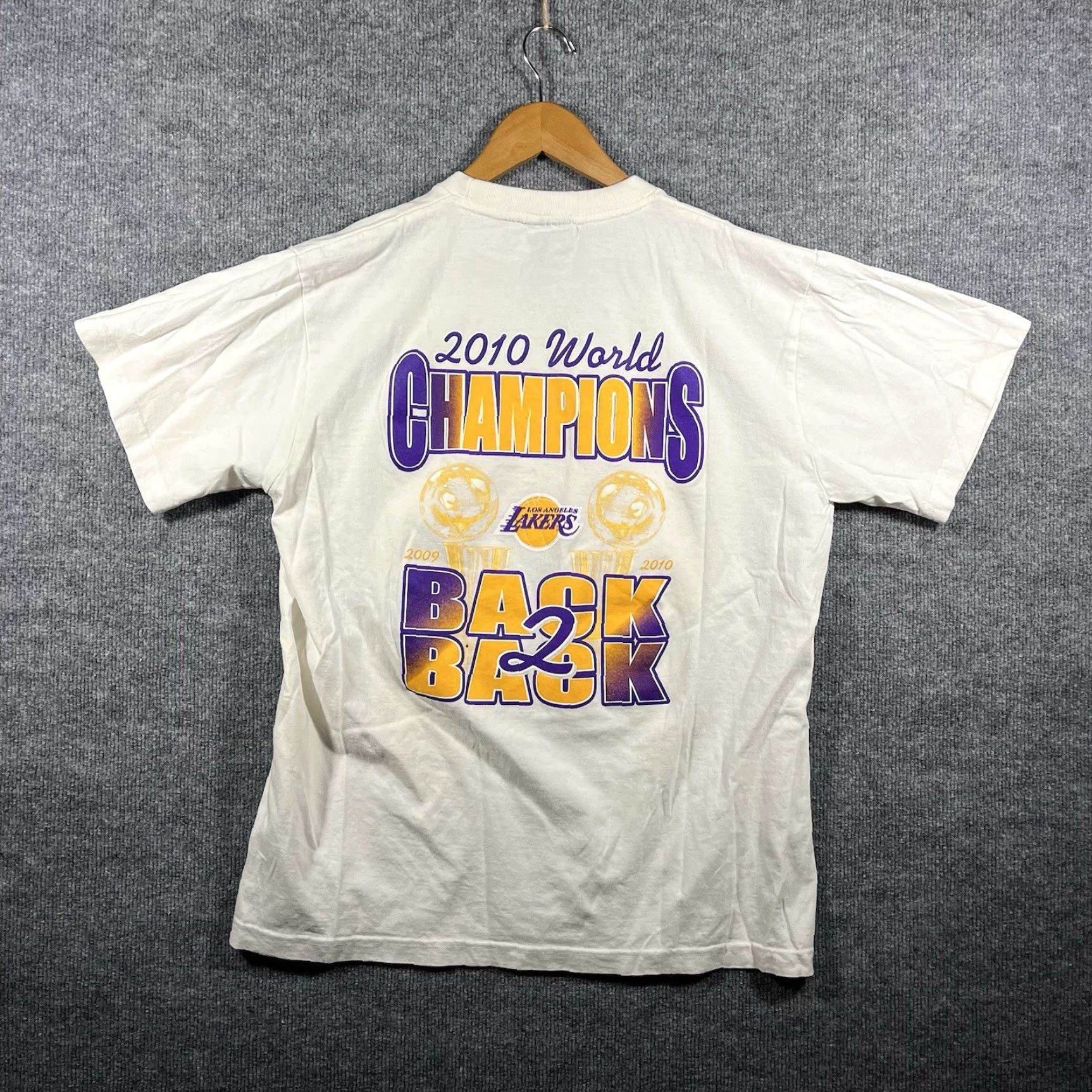 NBA VINTAGE Kobe Bryant Lakers Back 2 Back NBA Champions T-Shirt XL White Double-Sided Size US XL / EU 56 / 4 - 3 Thumbnail