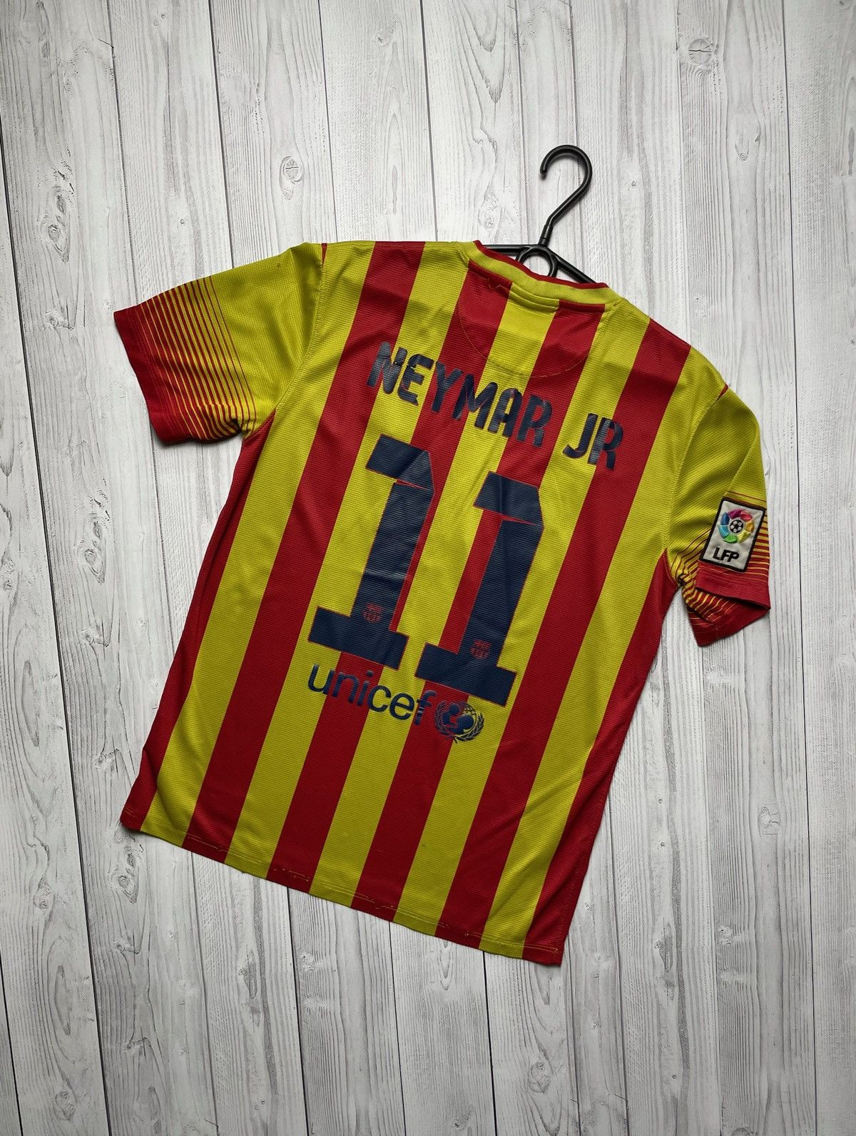 Vintage Vintage Nike Barcelona soccer jersey 11 Neymar rare size M Size US M / EU 48-50 / 2 - 1 Thumbnail