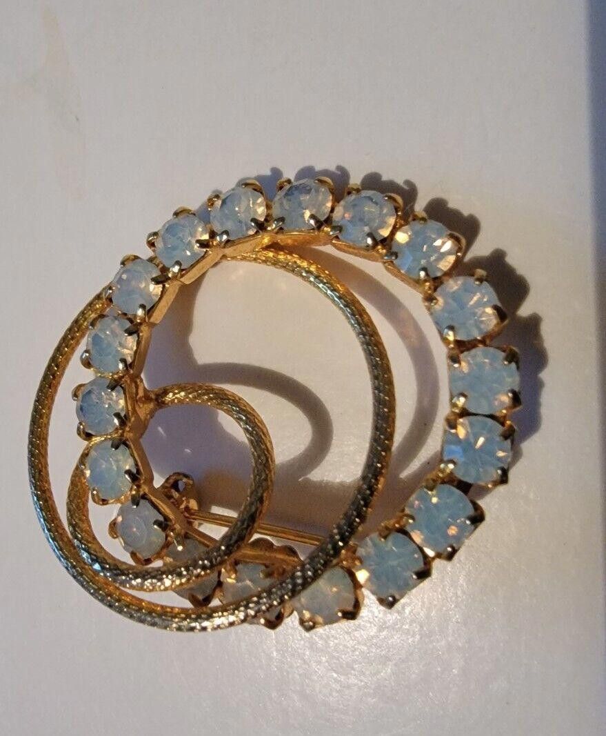 The Unbranded Brand Vintage Gold Tone Interlocking Circles Brooch Pin Gem Size ONE SIZE - 1 Thumbnail