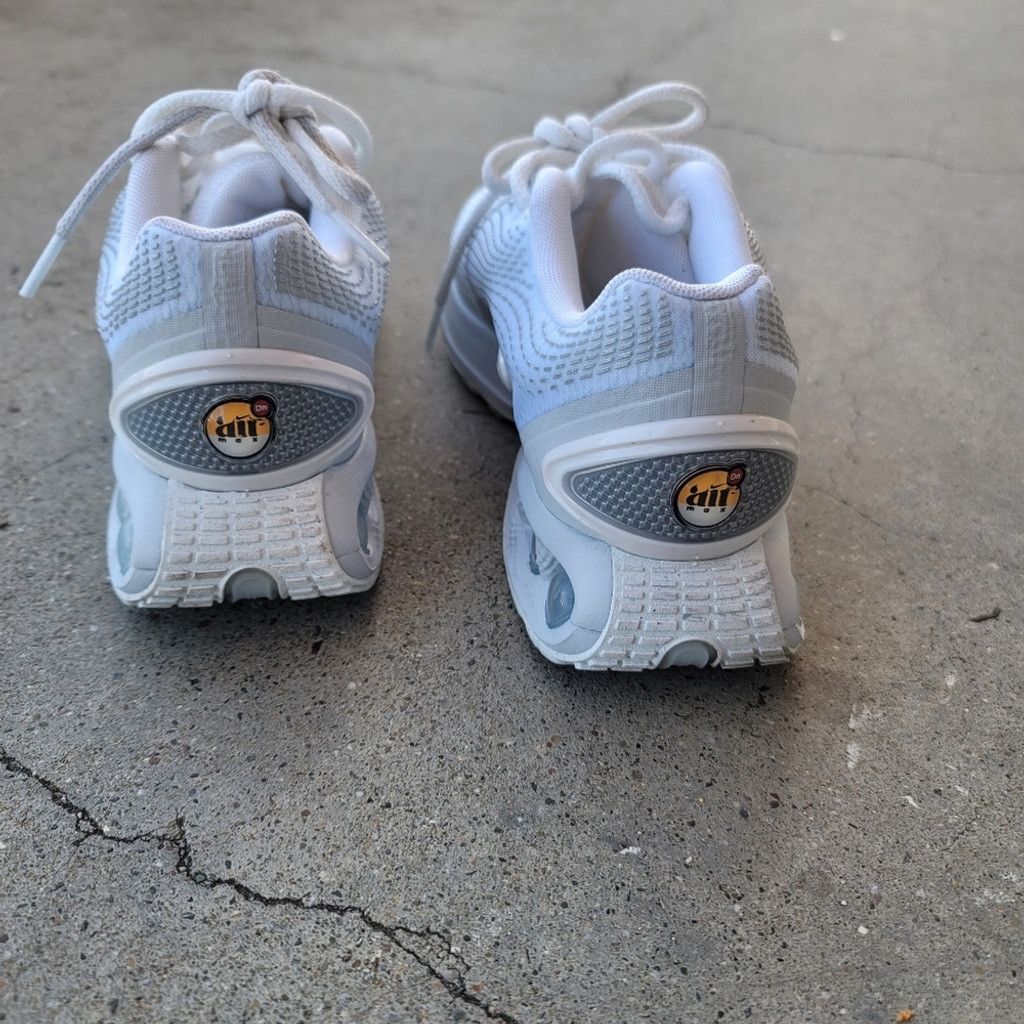 Nike EUC Nike Air Max Dn Sneakers Size US 6.5 / IT 36.5 - 6 Thumbnail