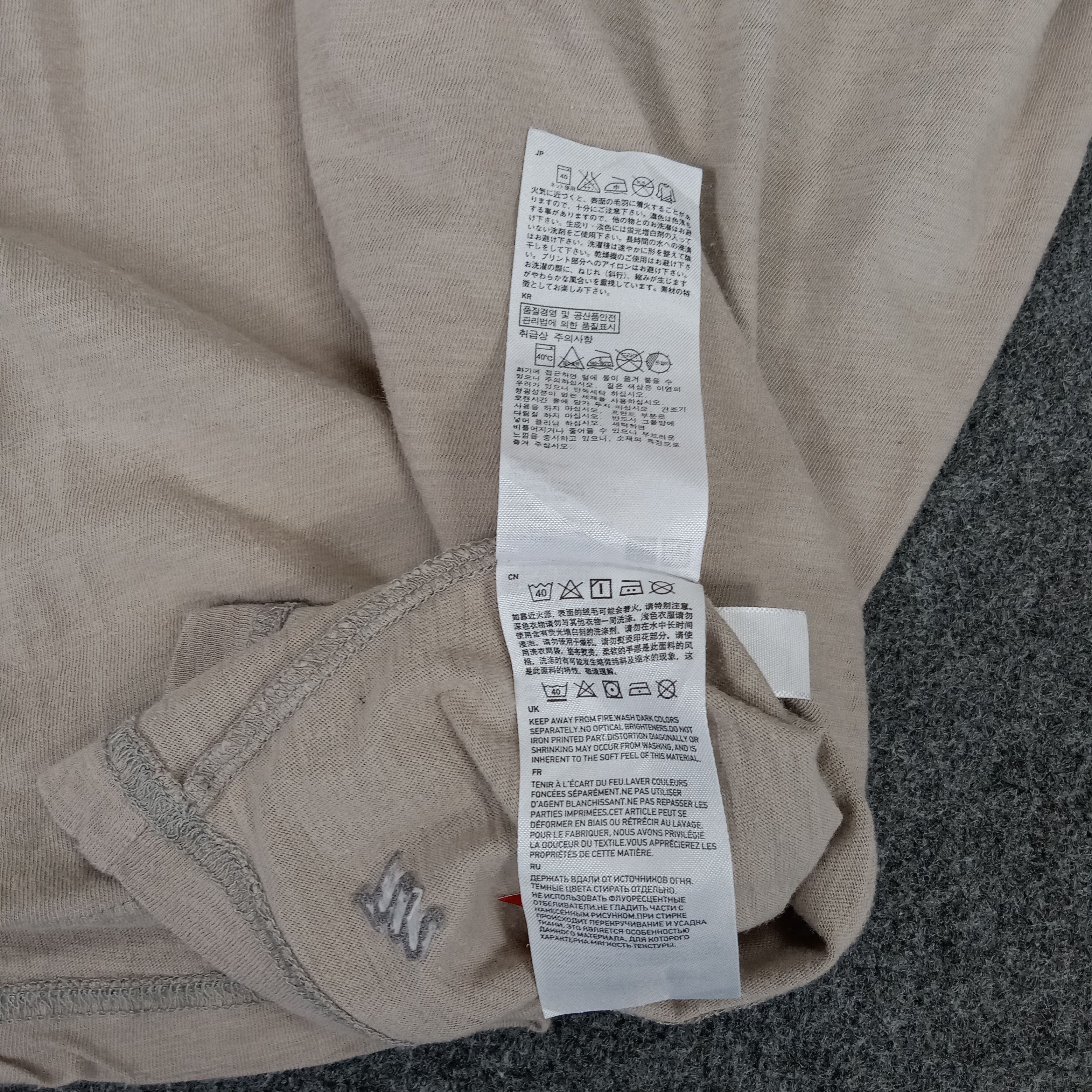 Undercover × Uniqlo × Vintage Uniqlo X Undercover Hijoe Japanese Brand Tshirt Size S / US 4 / IT 40 - 6 Thumbnail