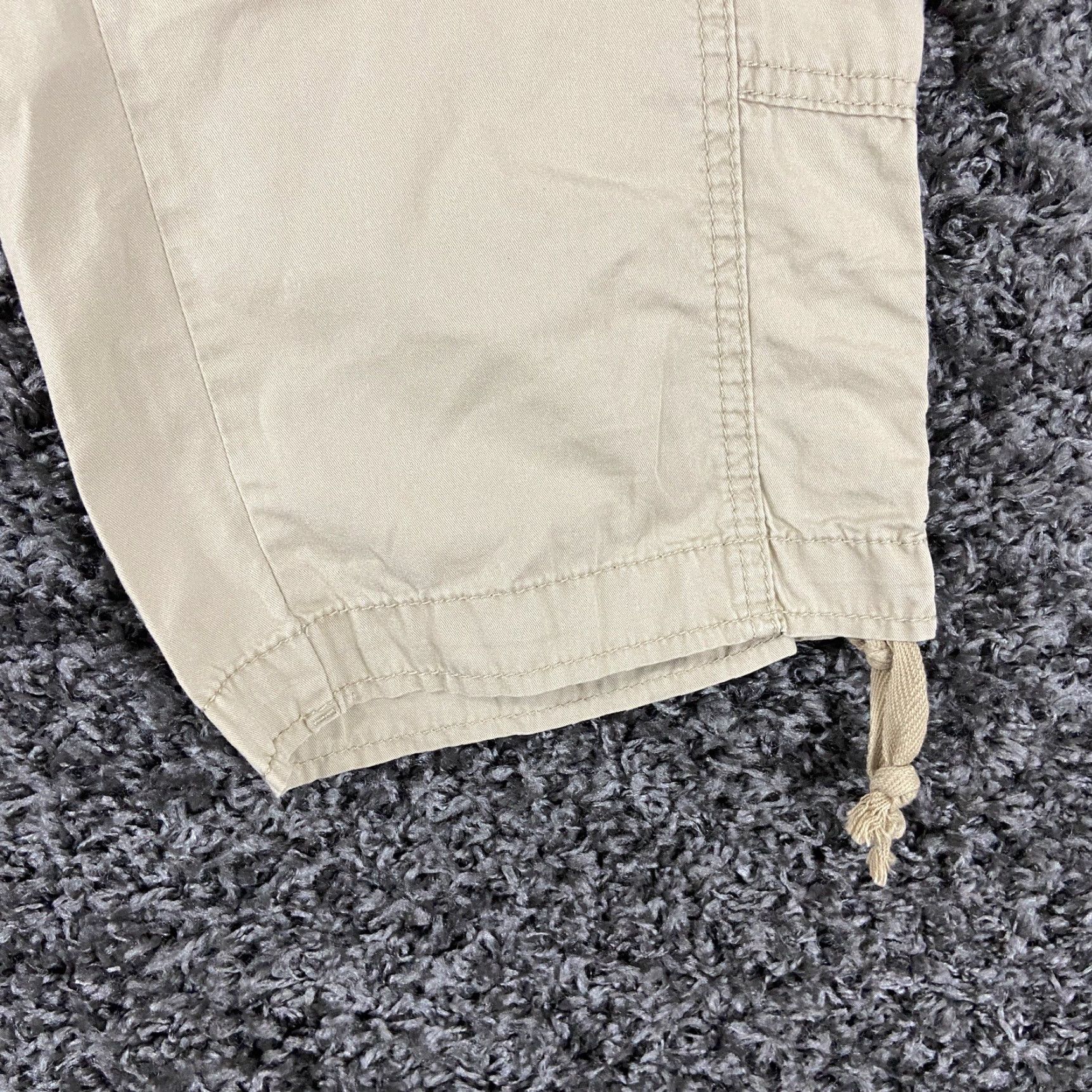 Old Navy Old Navy Shorts Adult 12 Beige Capri Bermuda Womens Size 34" / US 12 / IT 48 - 2 Thumbnail