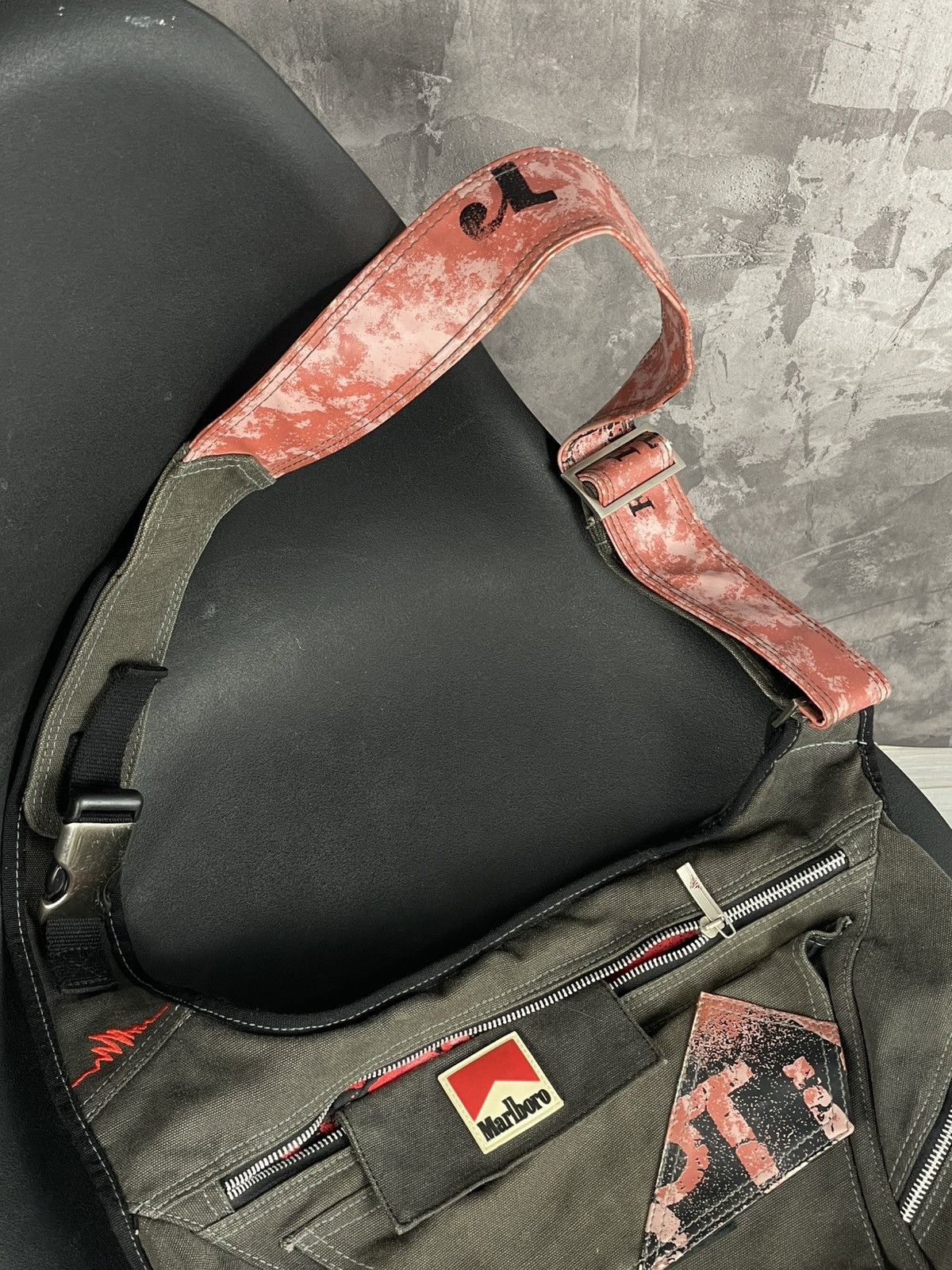 Japanese Brand × Le Grande Bleu (L.G.B.) × Marlboro Vintage Marlboro Y2K Zip sling bag Crossbody Archive Size ONE SIZE - 6 Thumbnail