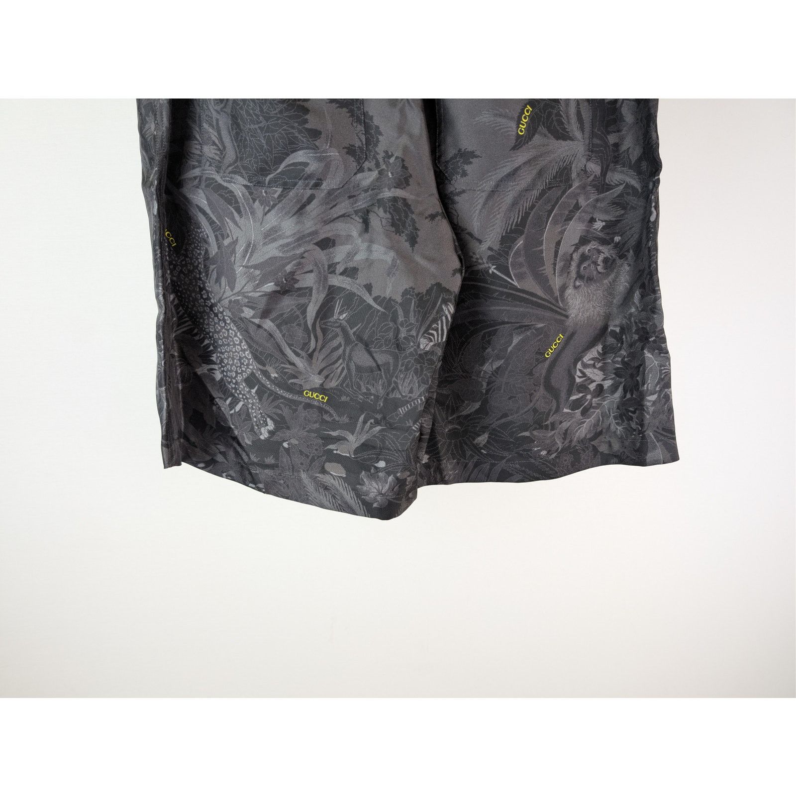 Gucci o1rshd1 Flora & Fauna Print Silk Shorts in Anthracite Gray Size US 32 / EU 48 - 13 Thumbnail