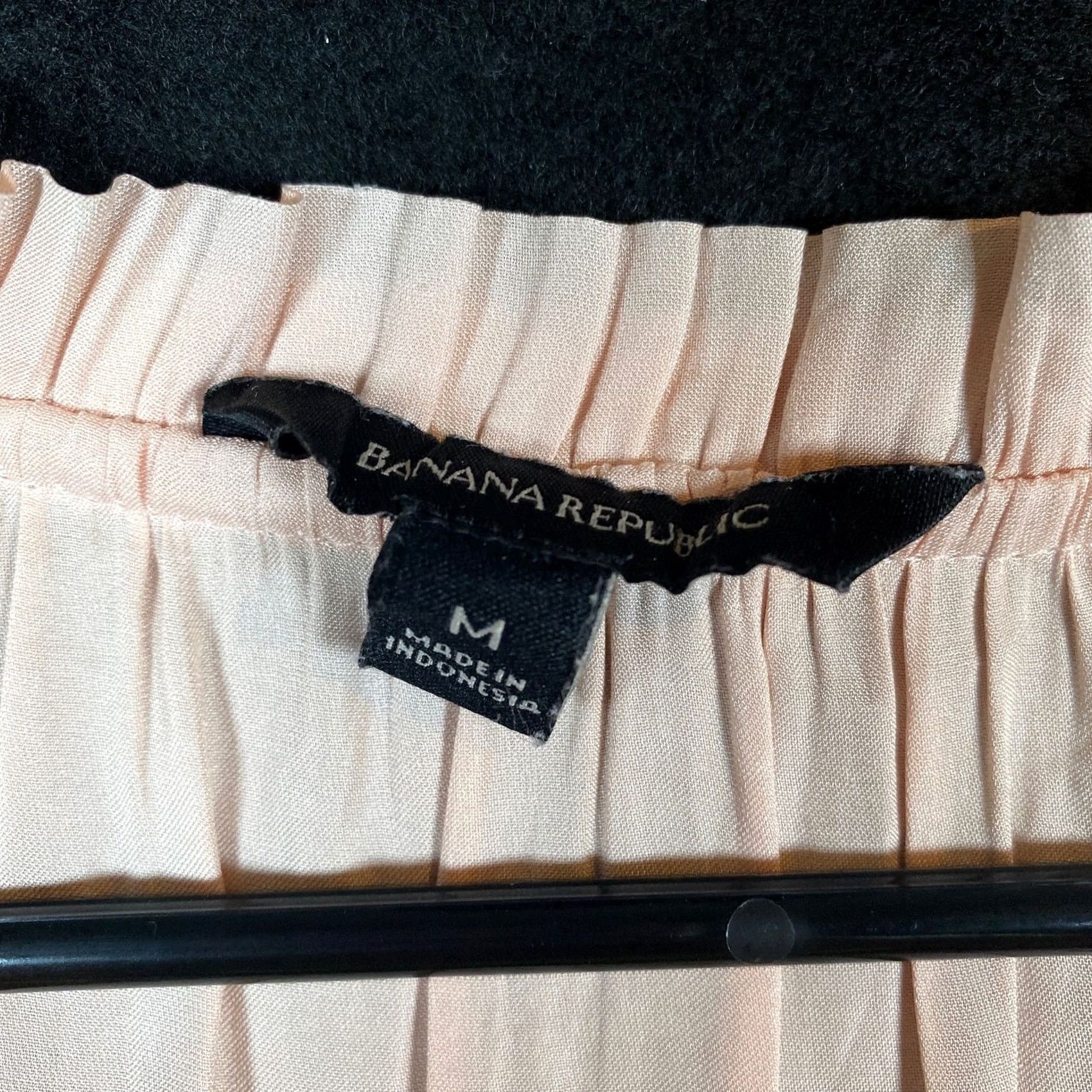 Banana Republic Banana Republic Blouse V Neck Cap Sleeve Polyester M Womens Peach Shiny Size M / US 6-8 / IT 42-44 - 6 Thumbnail