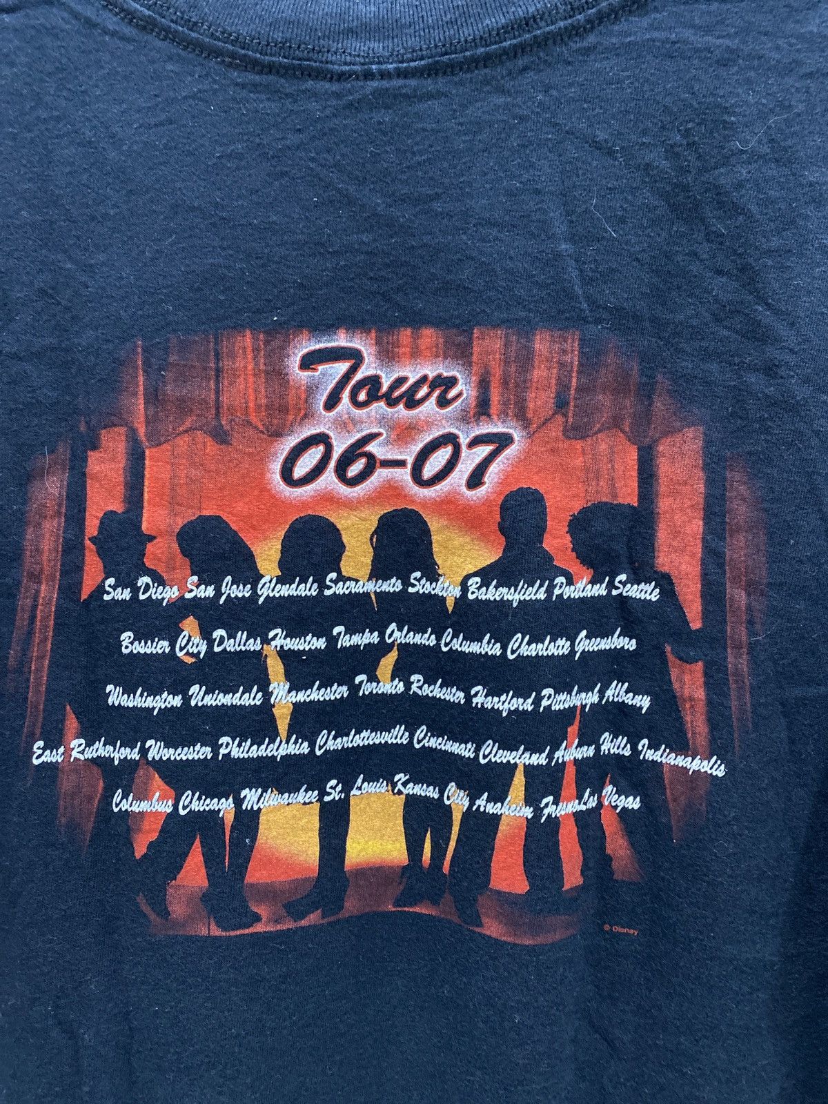 Vintage HIGH SCHOOL MUSICAL THE CONCERT TSHIRT Size US M / EU 48-50 / 2 - 7 Thumbnail