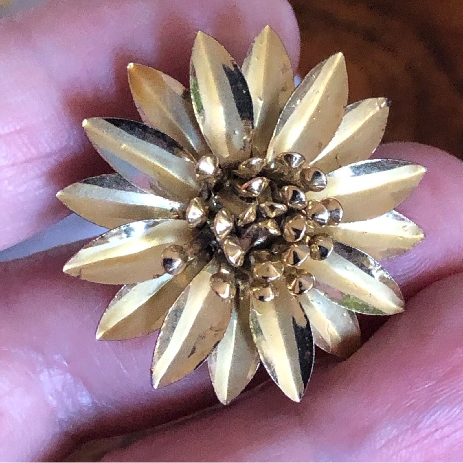 Vintage Vintage 70s gold tone metal flower cluster clip on earrings Size ONE SIZE - 6 Thumbnail