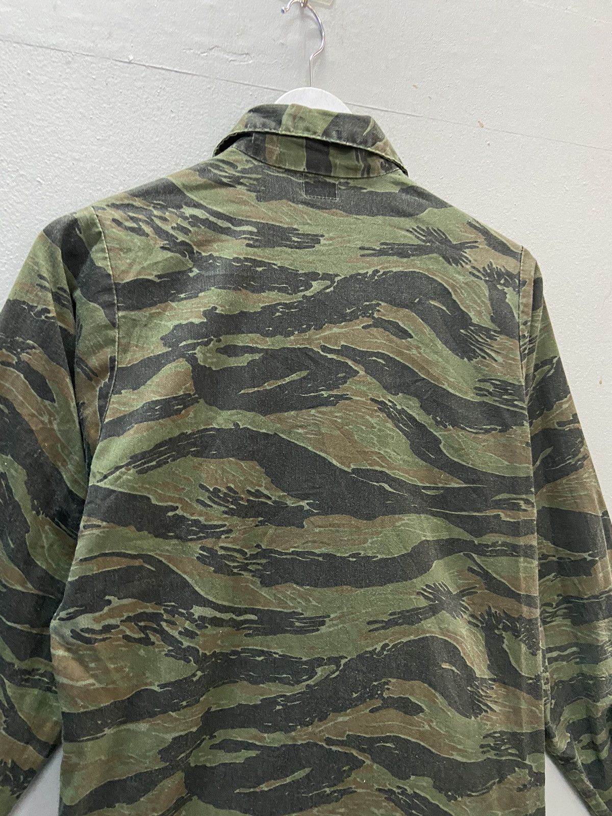 Vintage VINTAGE ARMY TIGER STRIPE CAMOUFLAGED 90’s UNIFORM SHIRT Size US S / EU 44-46 / 1 - 7 Thumbnail