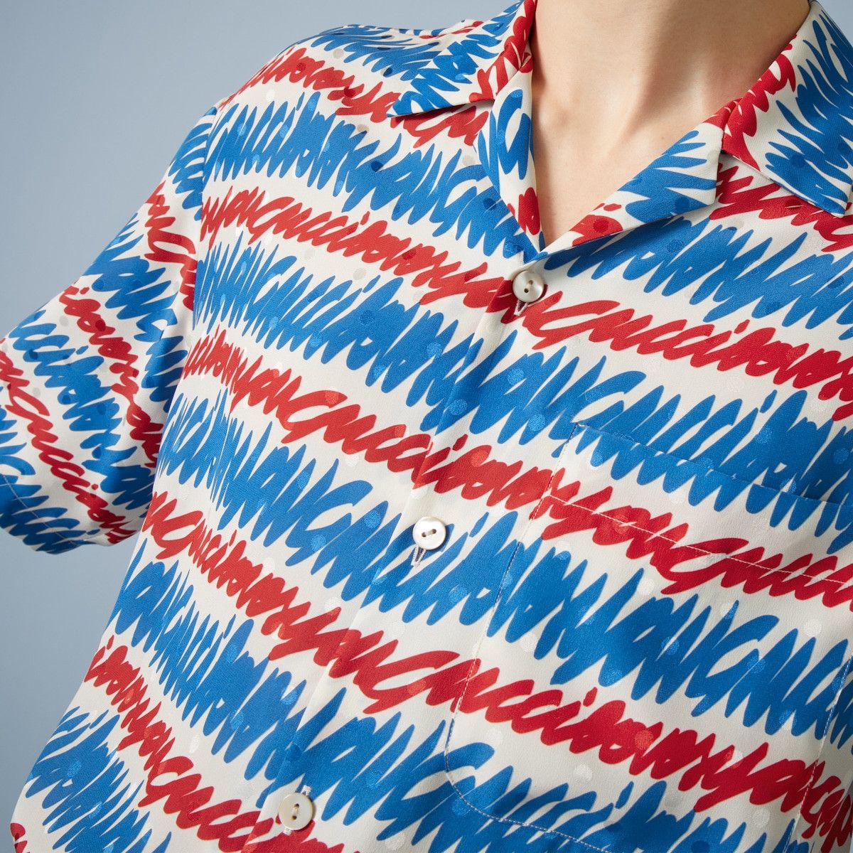 Gucci 48 M Gucci Loves You Print Silk Button Shirt Red Blue White Size US M / EU 48-50 / 2 - 3 Thumbnail